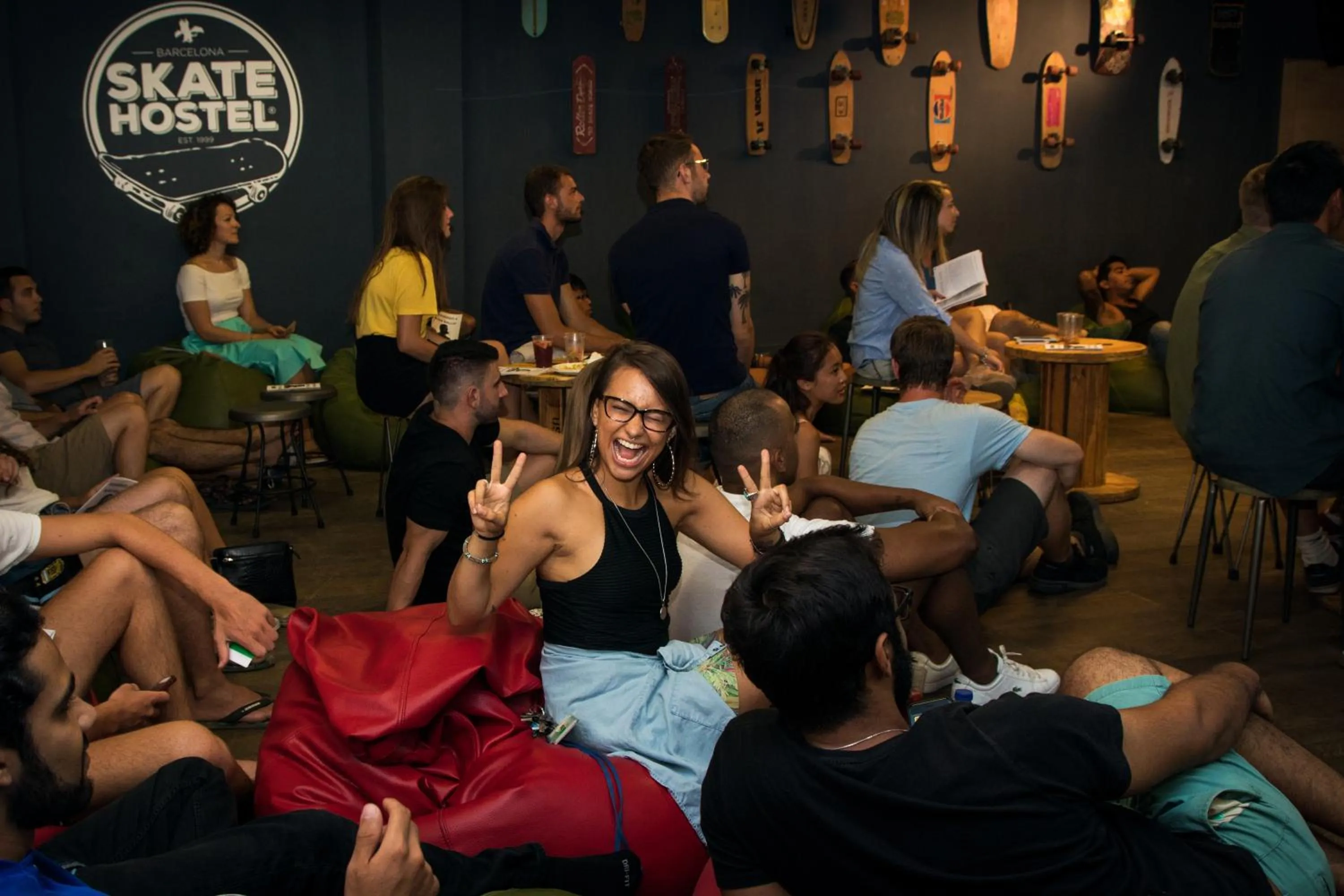 Communal lounge/ TV room in Sant Jordi Hostels Sagrada Familia