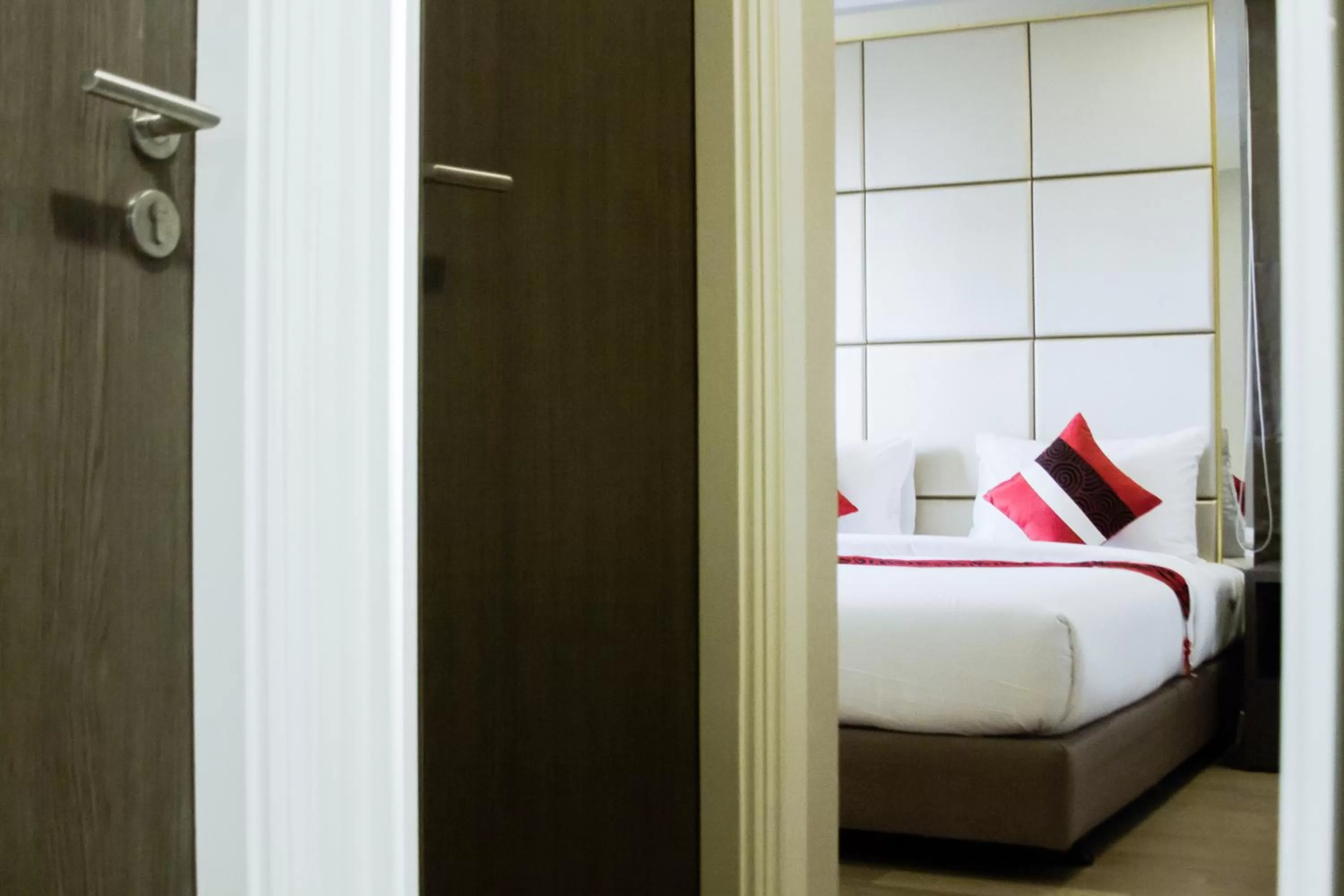 Photo of the whole room, Bed in Hope Land Hotel Sukhumvit 8