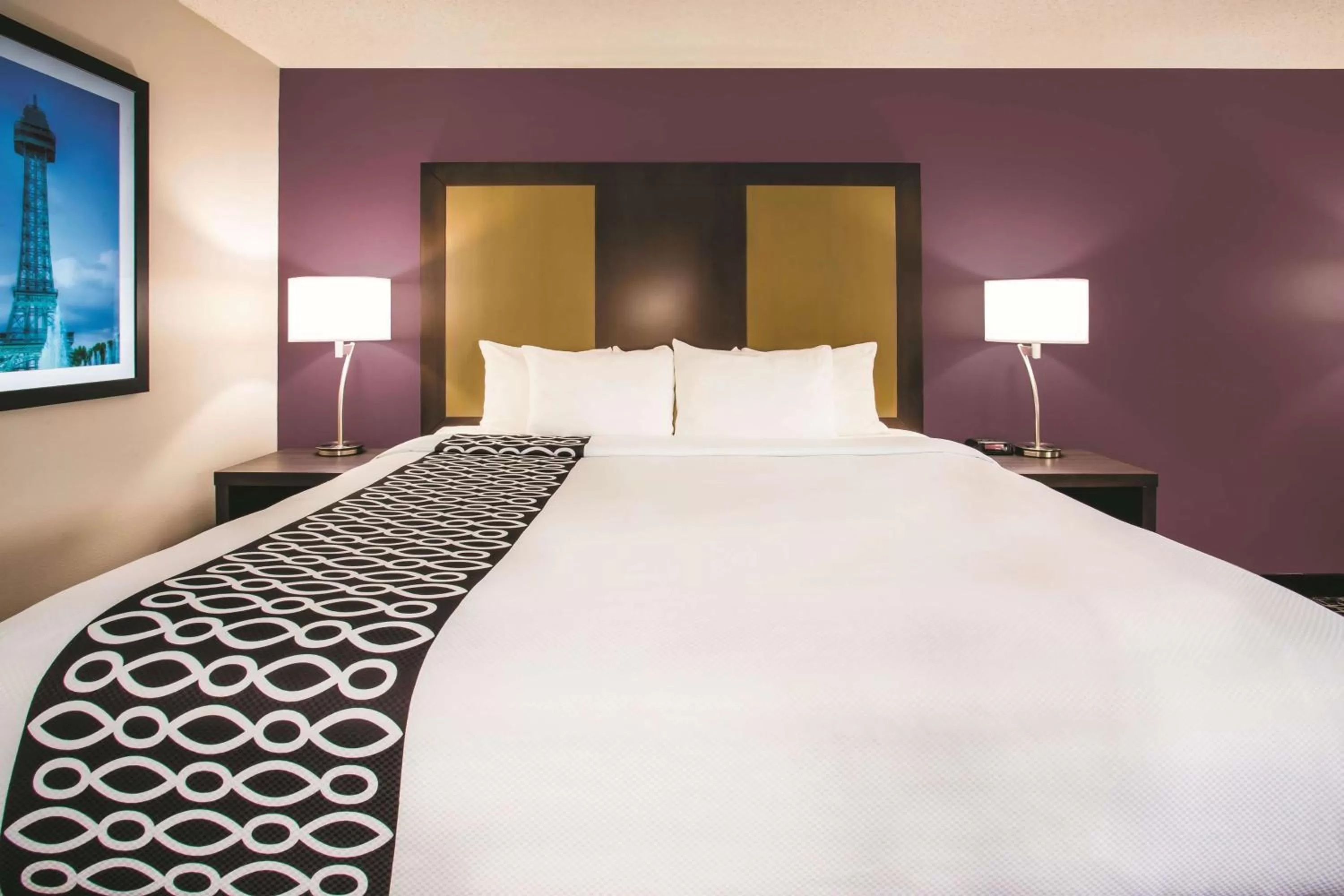 Photo of the whole room, Bed in La Quinta by Wyndham Cincinnati NE - Mason