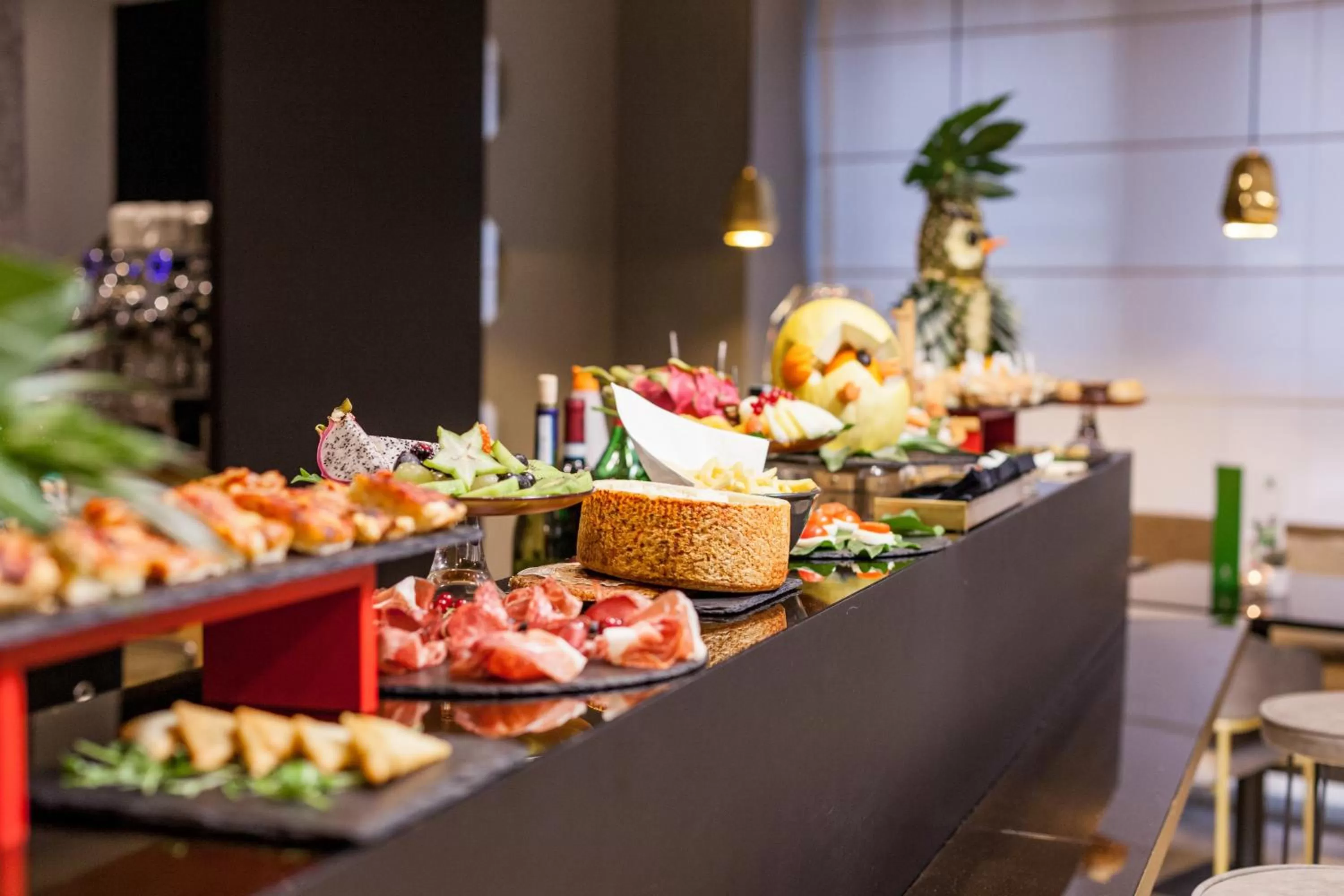 Lounge or bar in Holiday Inn Milan Garibaldi Station by IHG