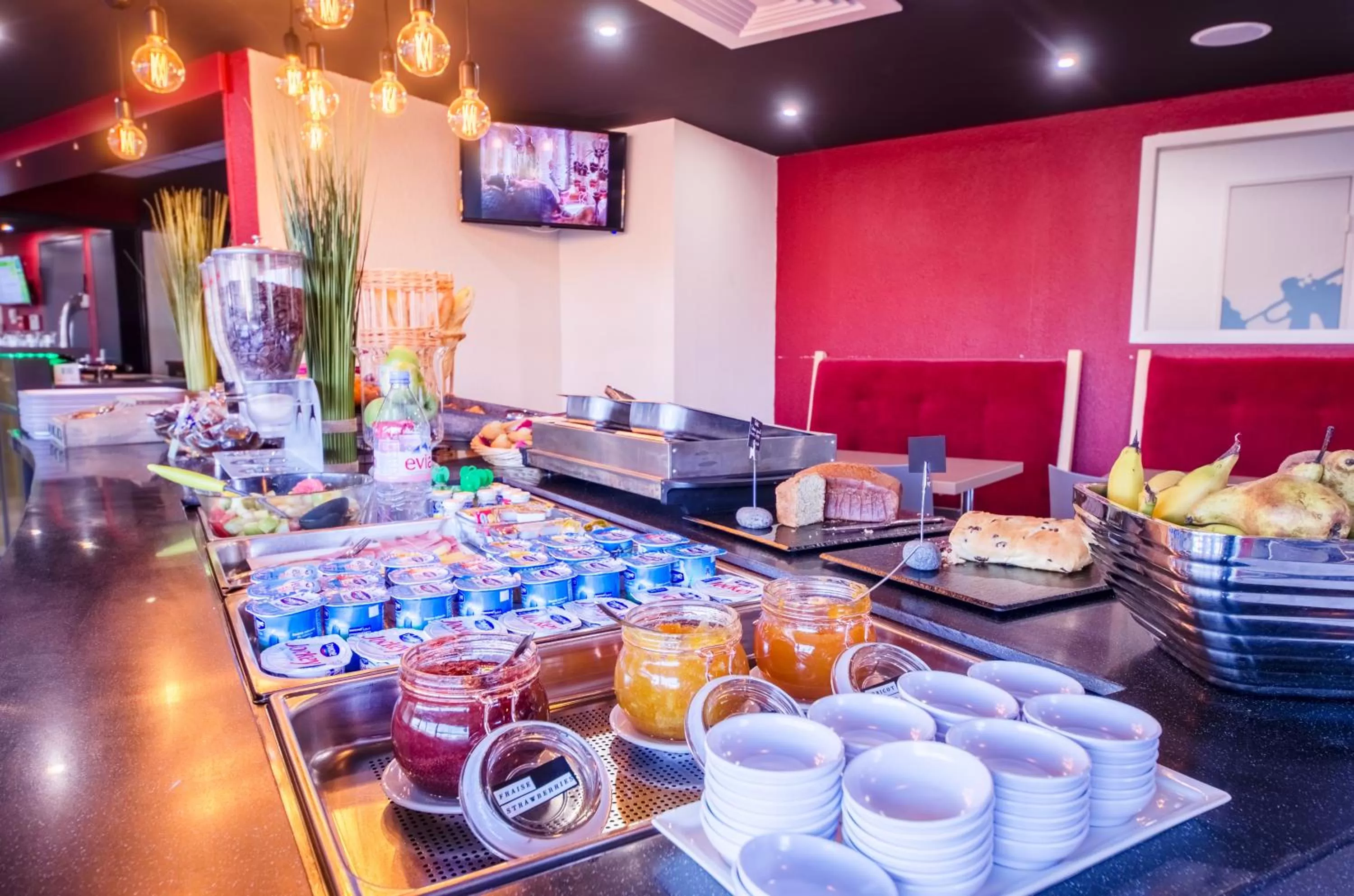 Buffet breakfast in Ibis Styles Toulouse Blagnac Aéroport