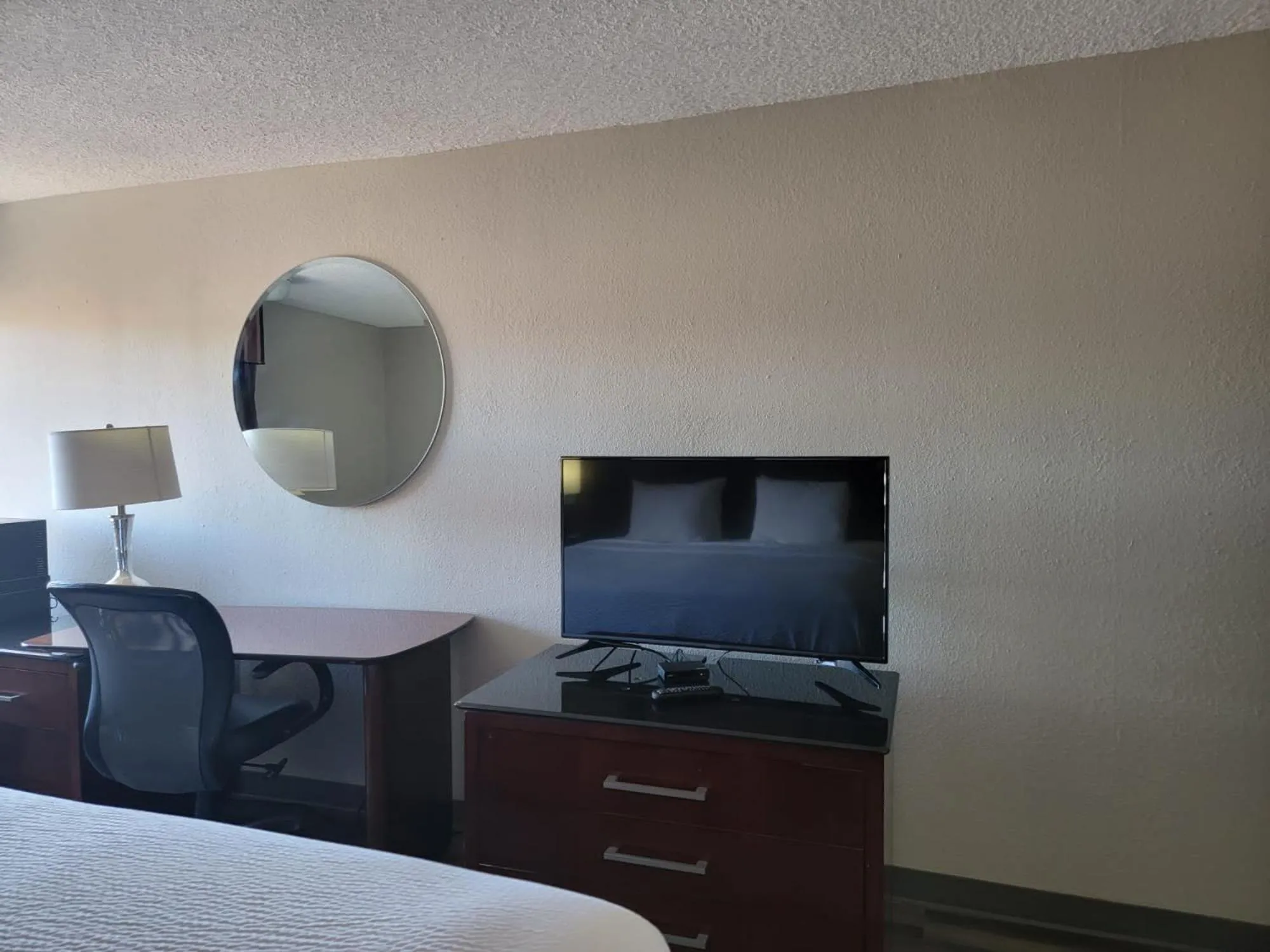 TV and multimedia in Days Inn by Wyndham Dothan