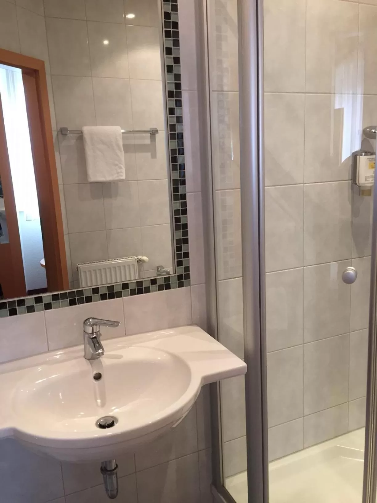 Bathroom in Hotel Rose Heidelberg inklusive Frühstück, Saunanutzung und Parkplätze nach Verfügbarkeit