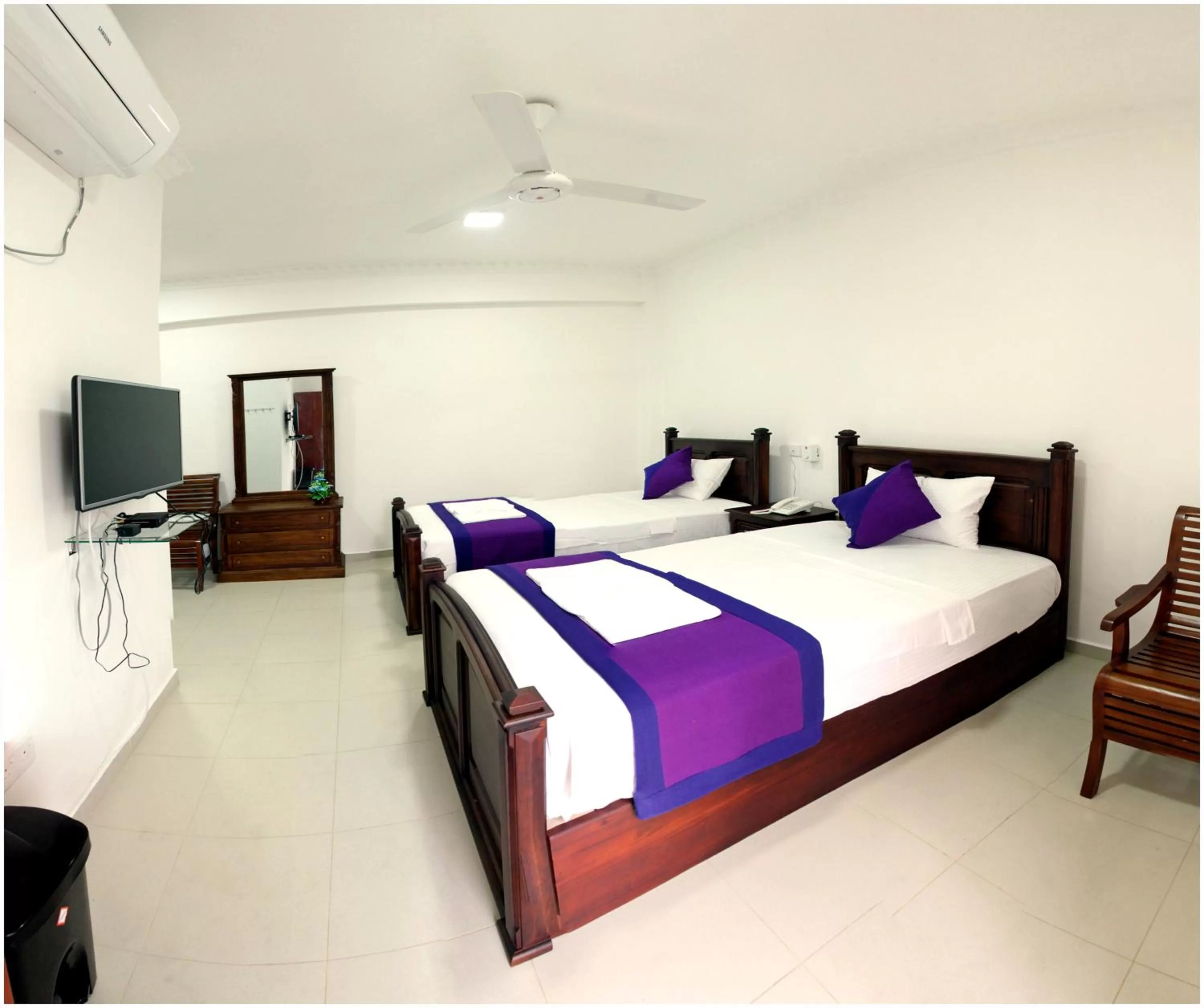 Communal lounge/ TV room, Bed in Ronaka Airport Transit Hotel