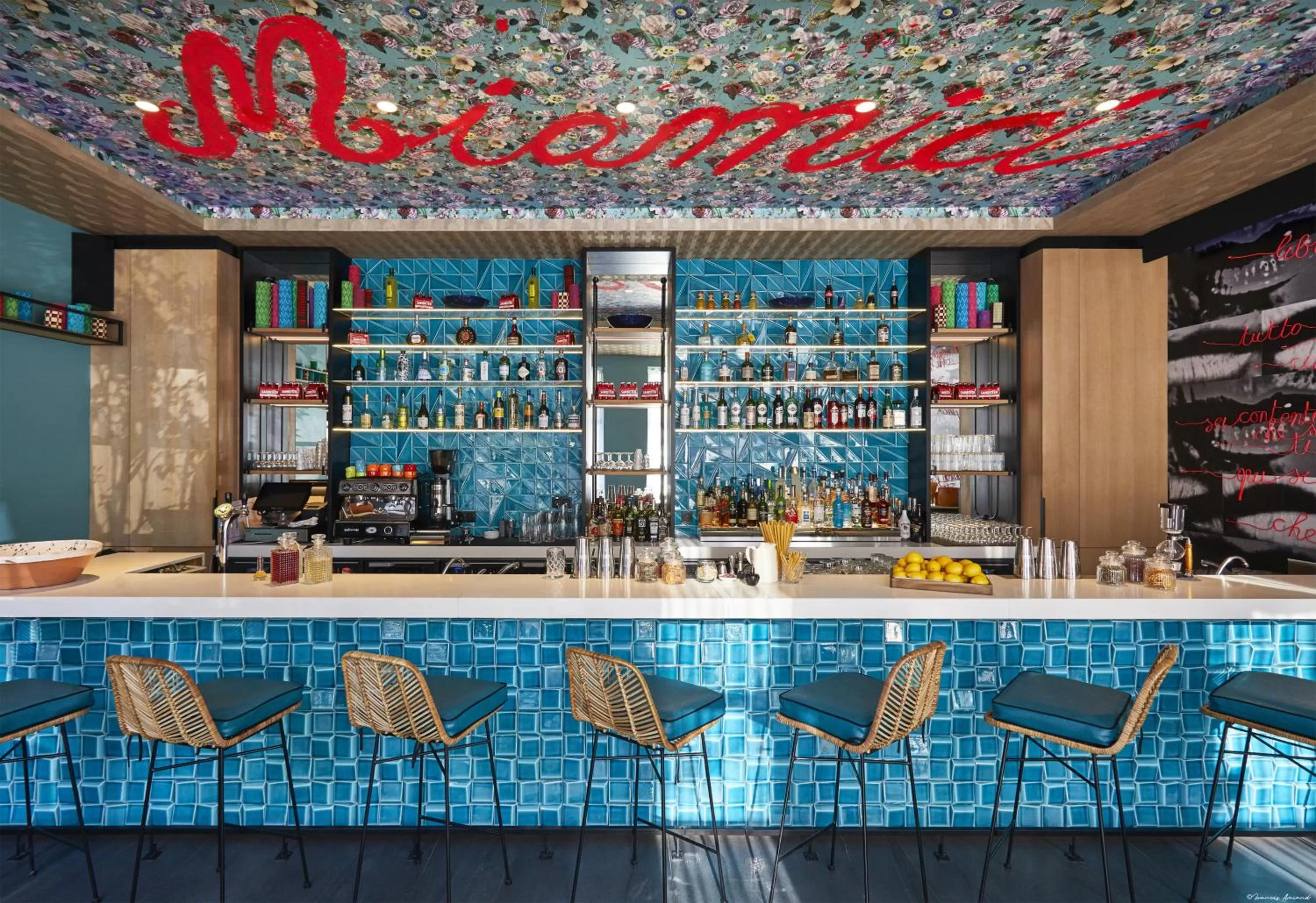 Lounge or bar in Holiday Inn Nice by IHG