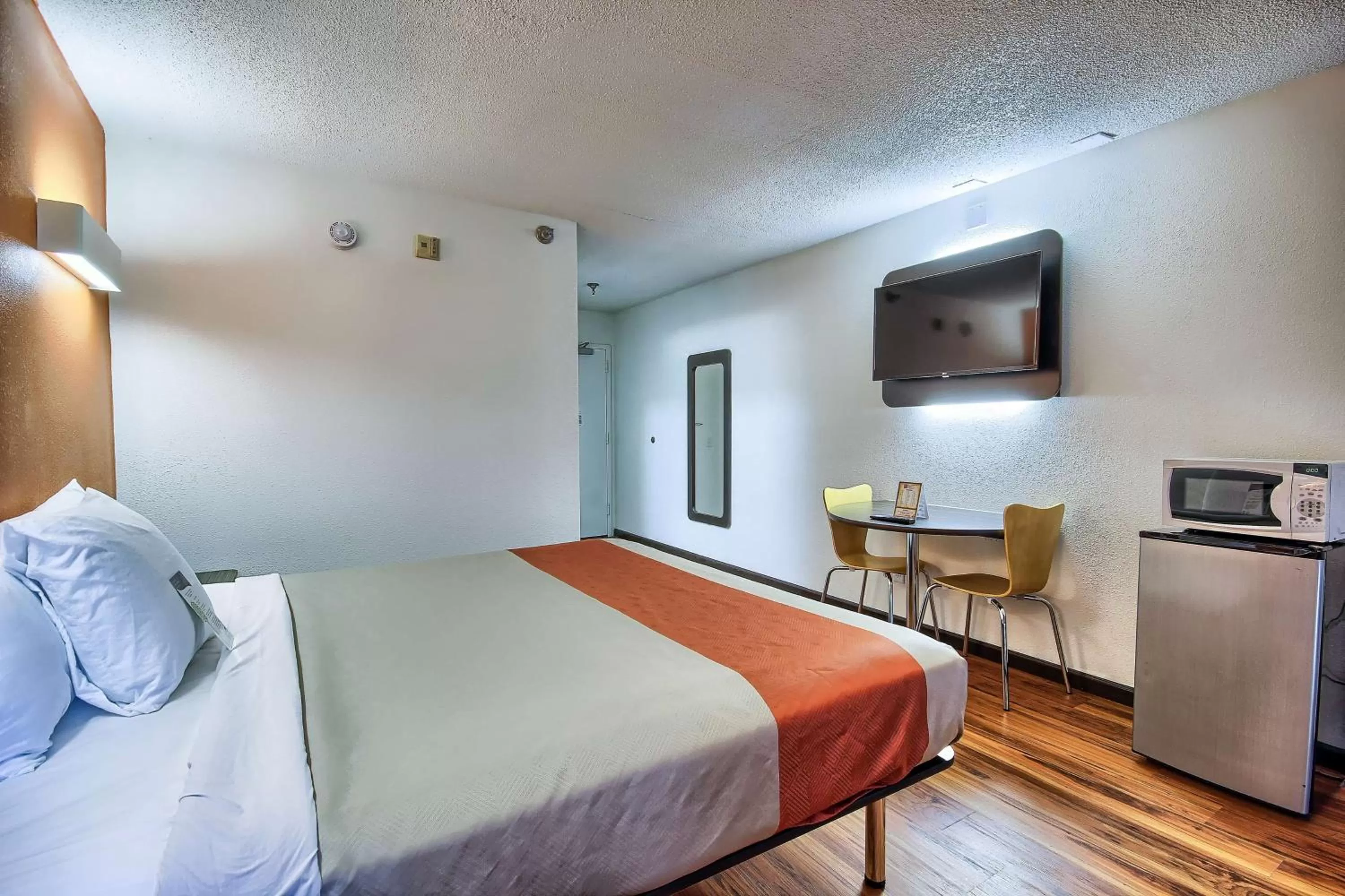 TV and multimedia, Bed in Motel 6-Columbus, OH - West