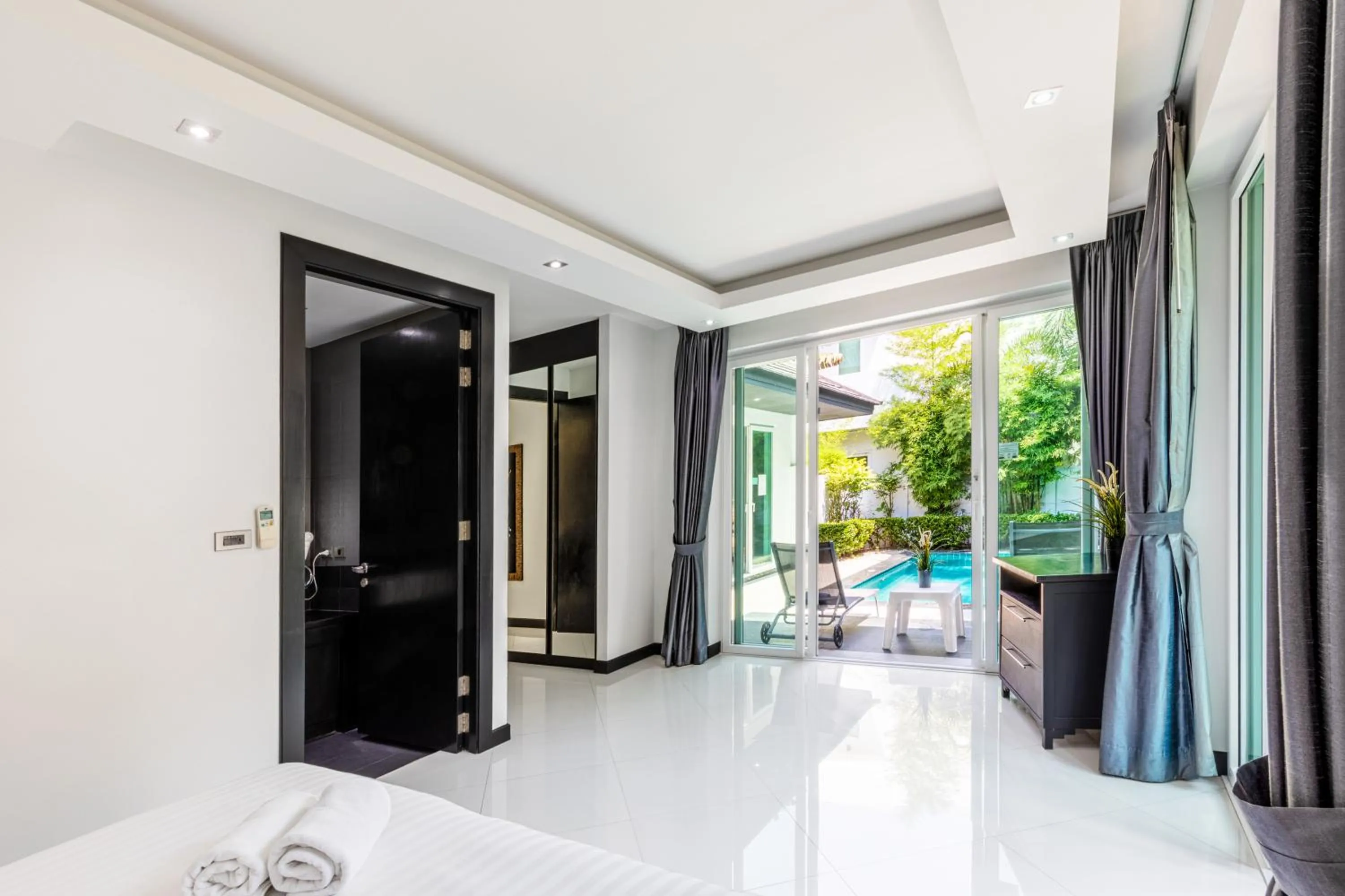 Balcony/Terrace, Bed in Colibri Pool Villa Pattaya