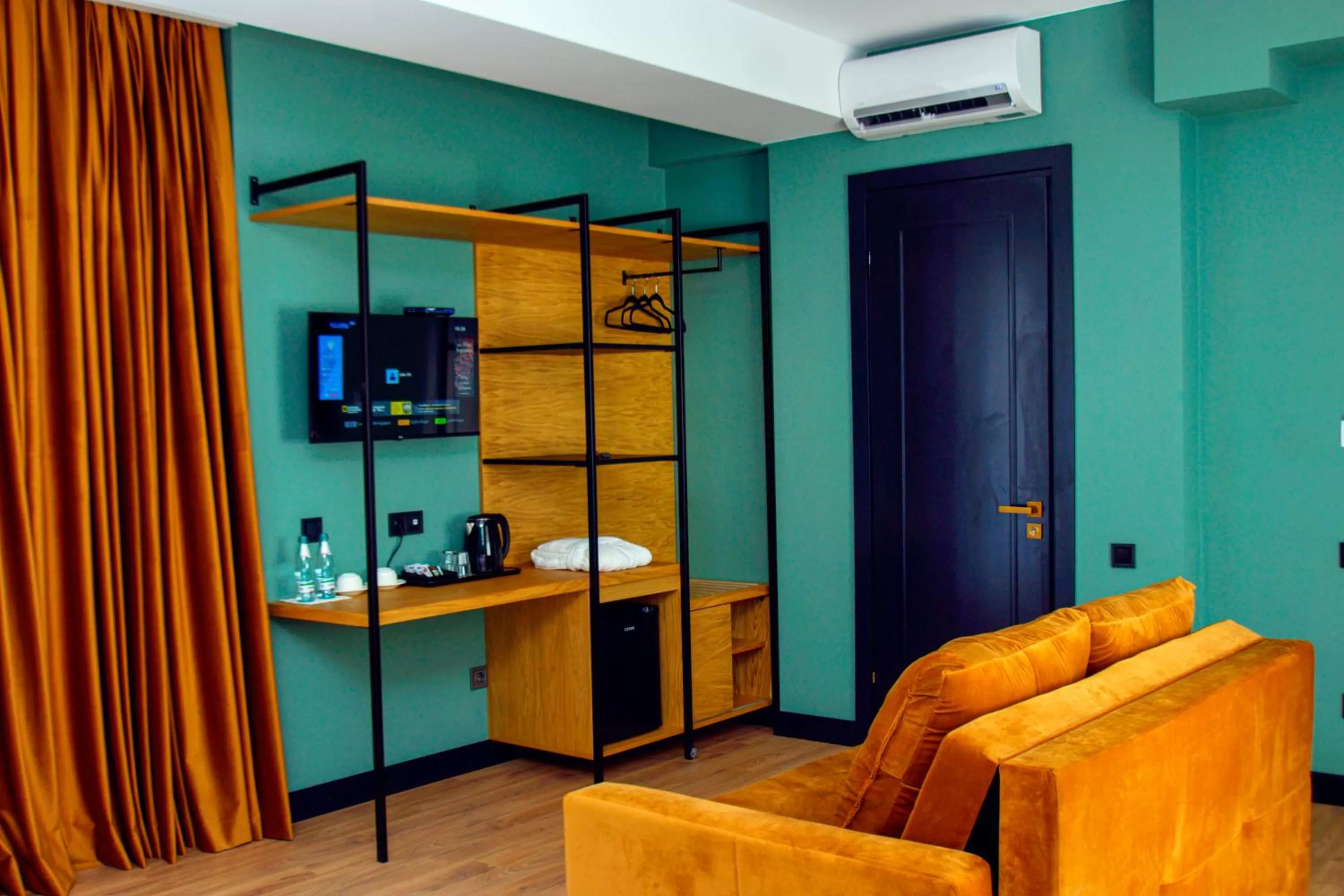 Communal lounge/ TV room in Borjomi Bridge Hotel