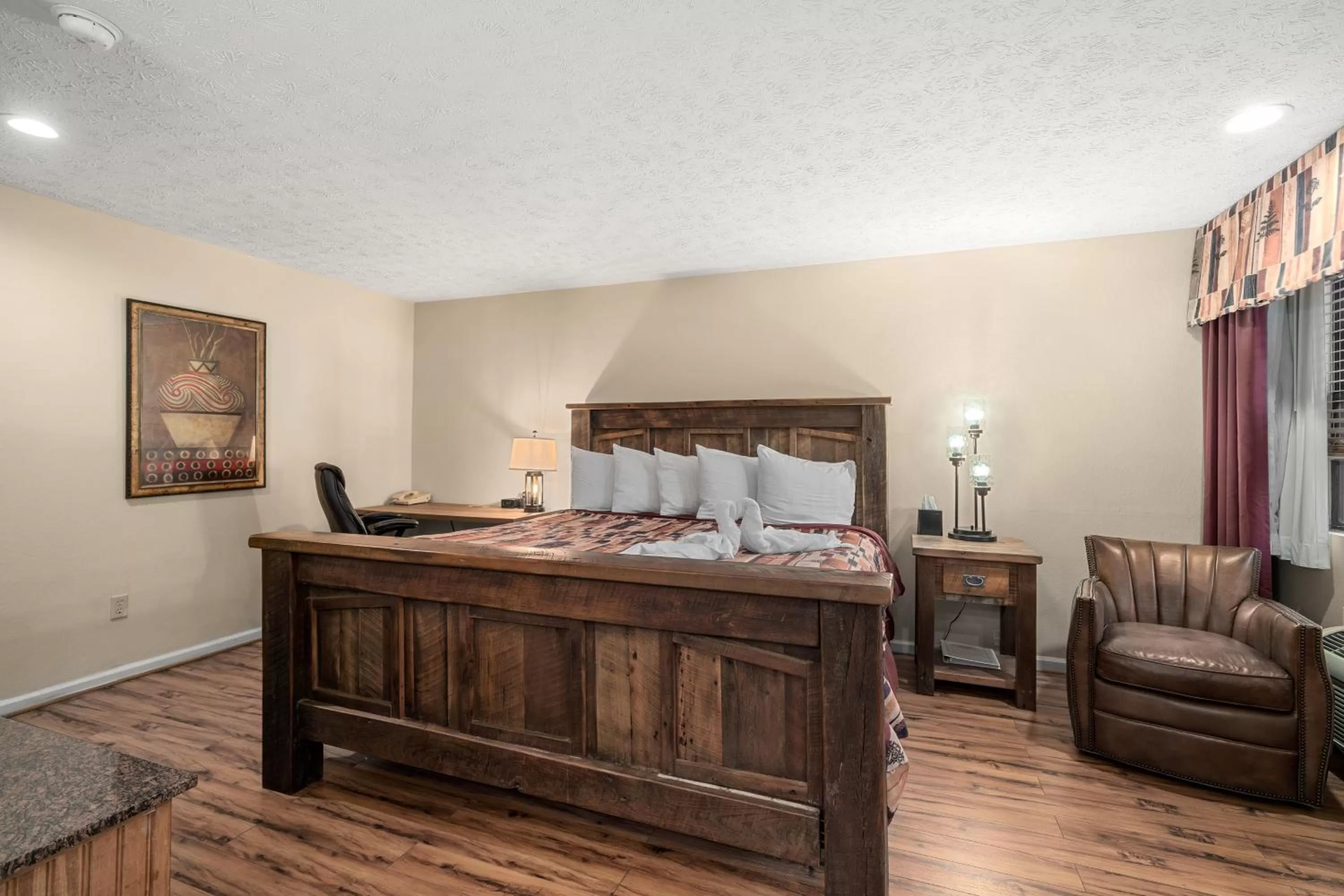 Bed in Jonathan Creek Inn and Villas