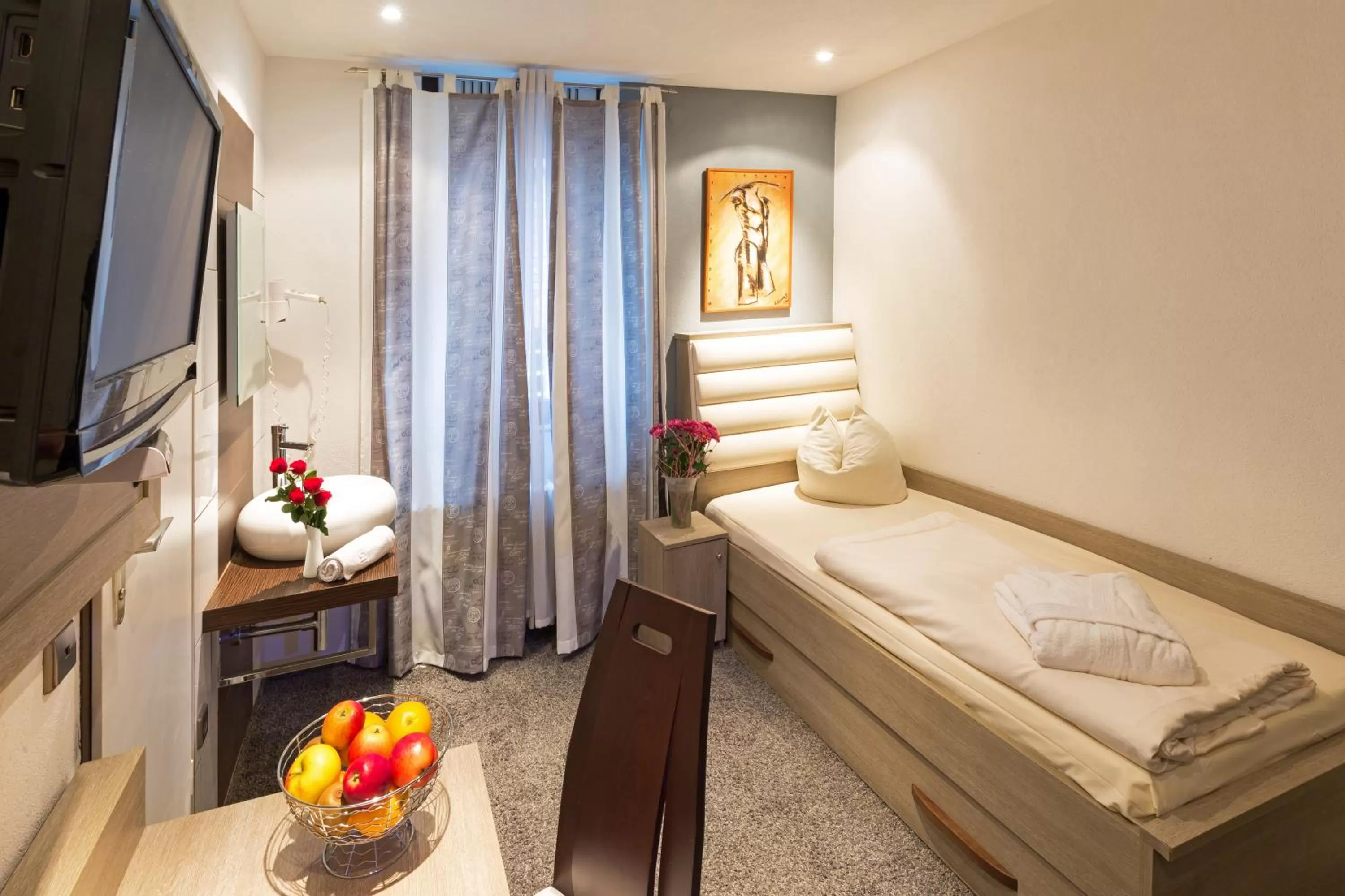 Photo of the whole room, Bed in Bavaria Hotel Münchner Hof Superior