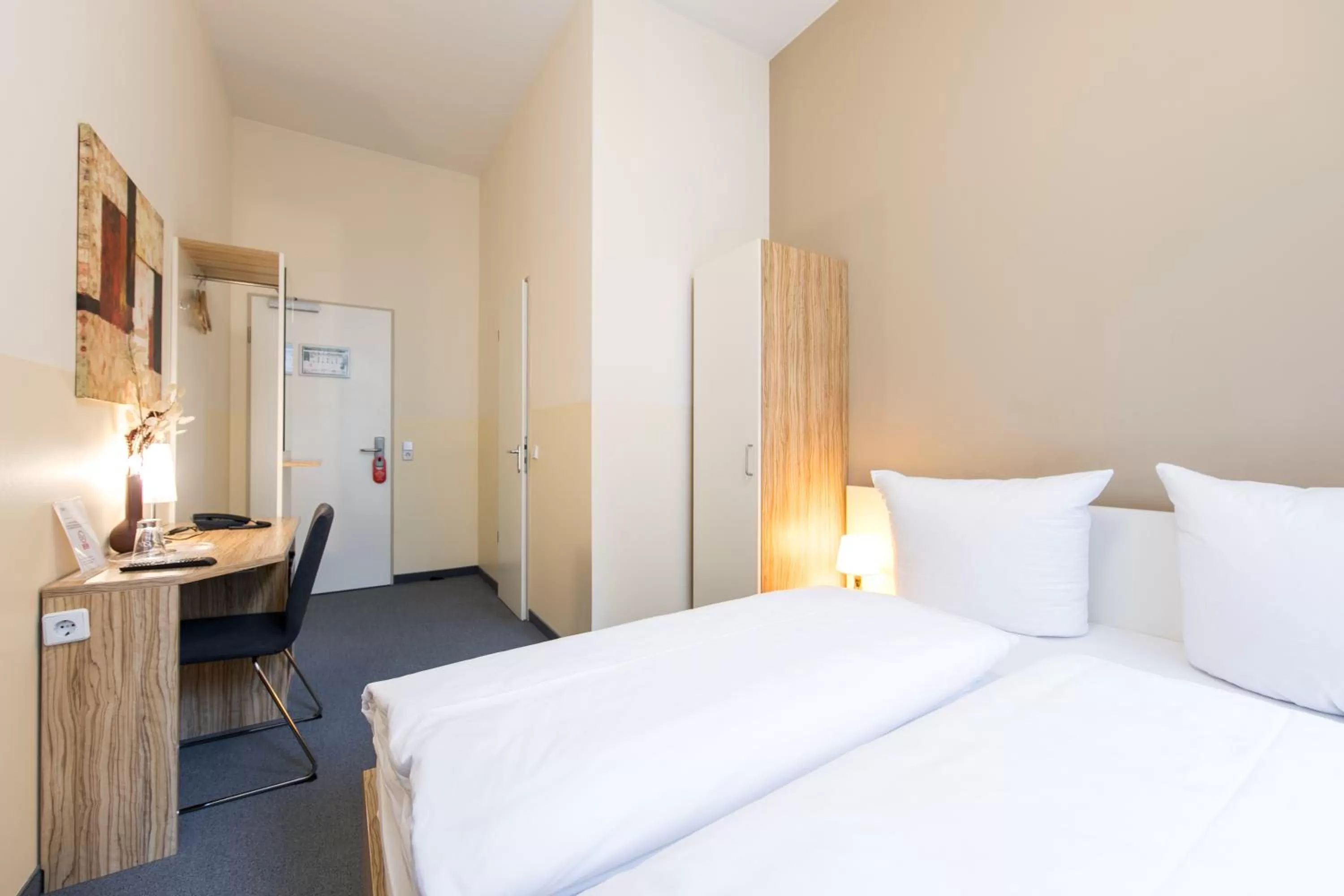 Photo of the whole room, Bed in Nu Wave Hotel Berlin - Digital Check-In 2025