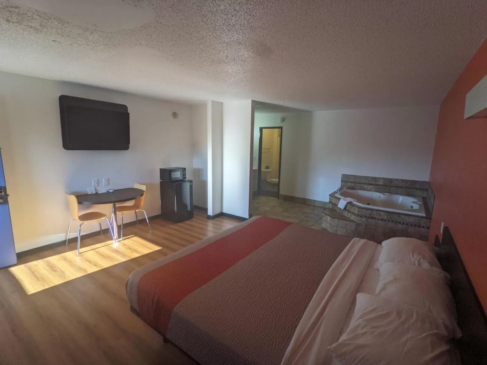 Bedroom, Bed in Motel 6-Ashland, OH