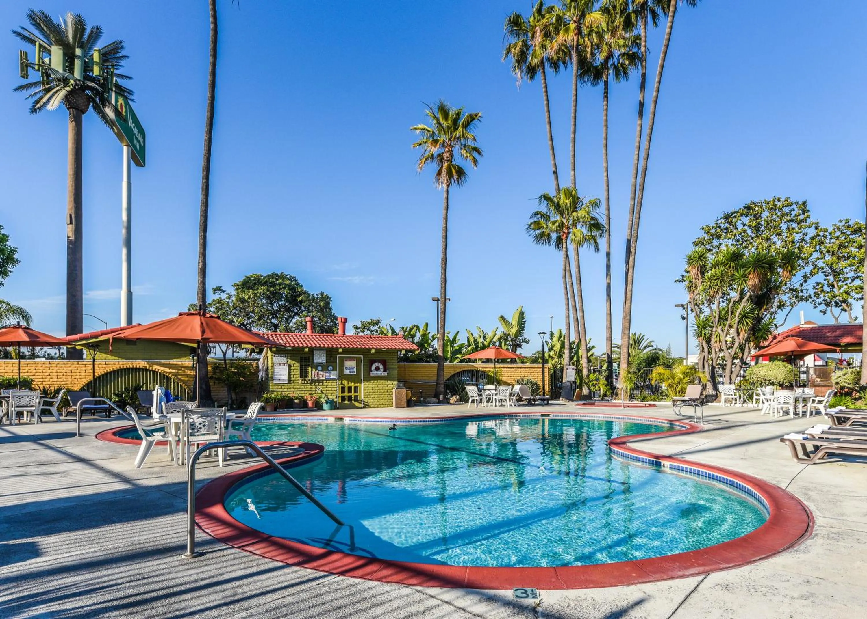 Swimming pool in Vagabond Inn Costa Mesa