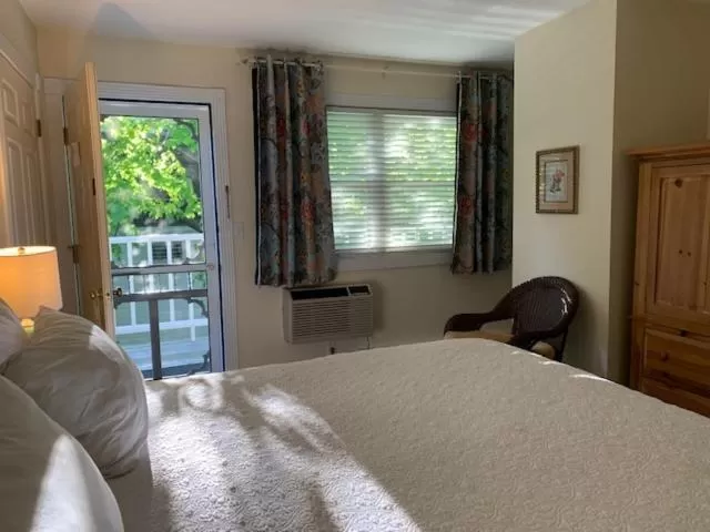 Bed in Cedar Court Inn