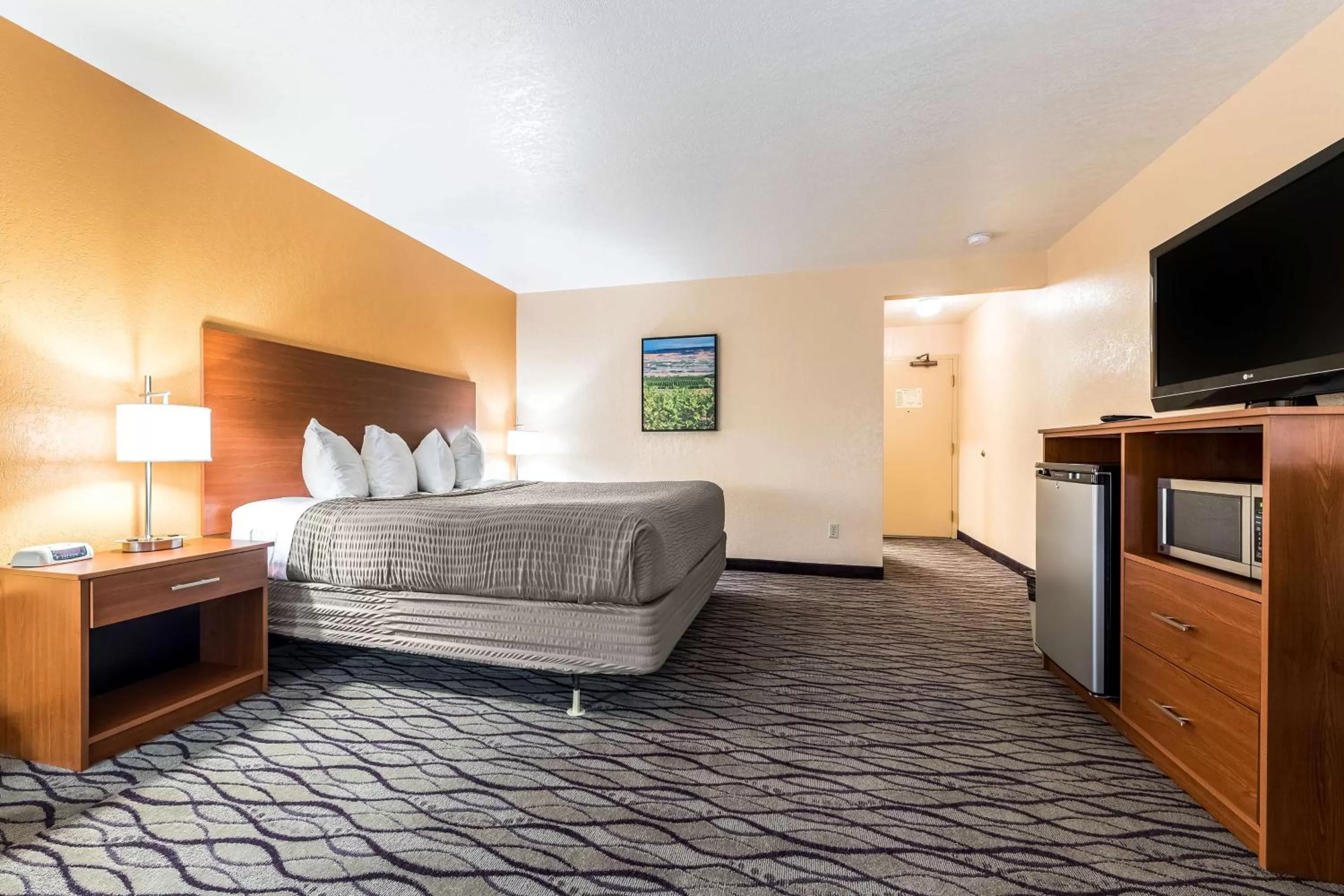 Photo of the whole room, Bed in SureStay Hotel by Best Western Wenatchee