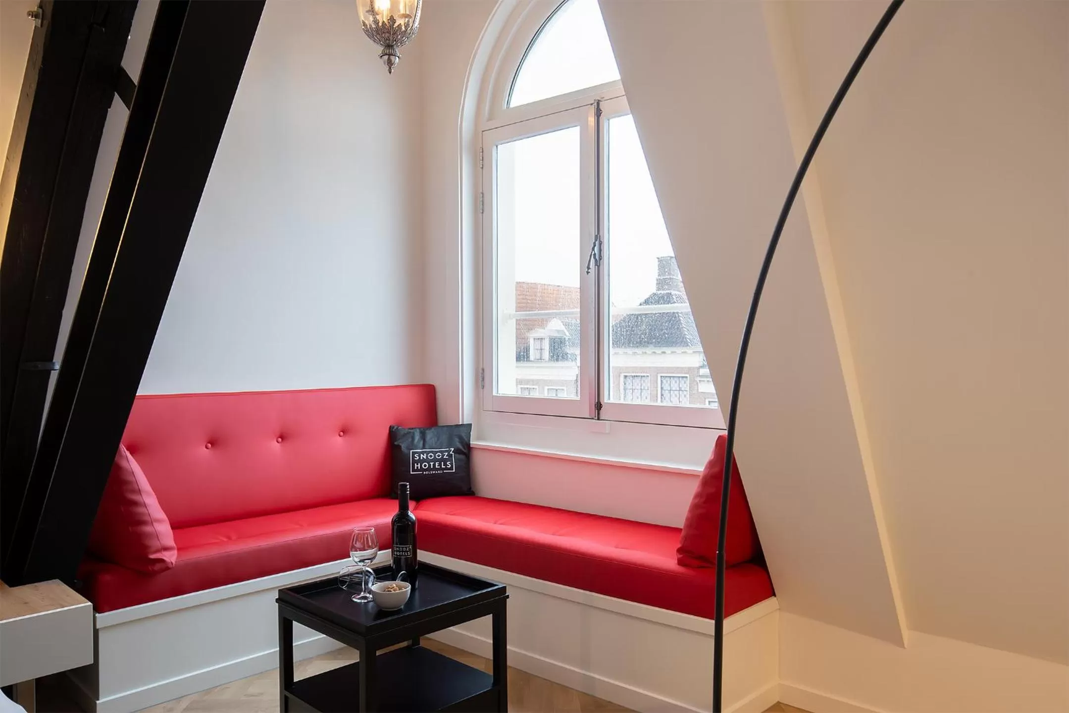 Living room in Snoozz Hotels Bolsward Boutique hotel zonder receptie met digitale sleutel