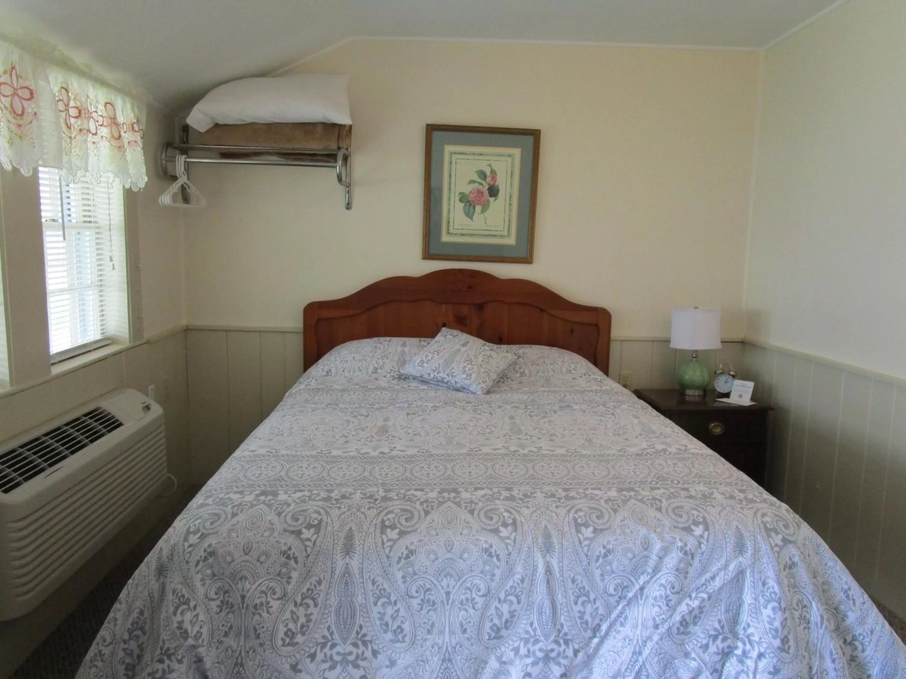 Bed in Shea's Riverside Inn & Motel