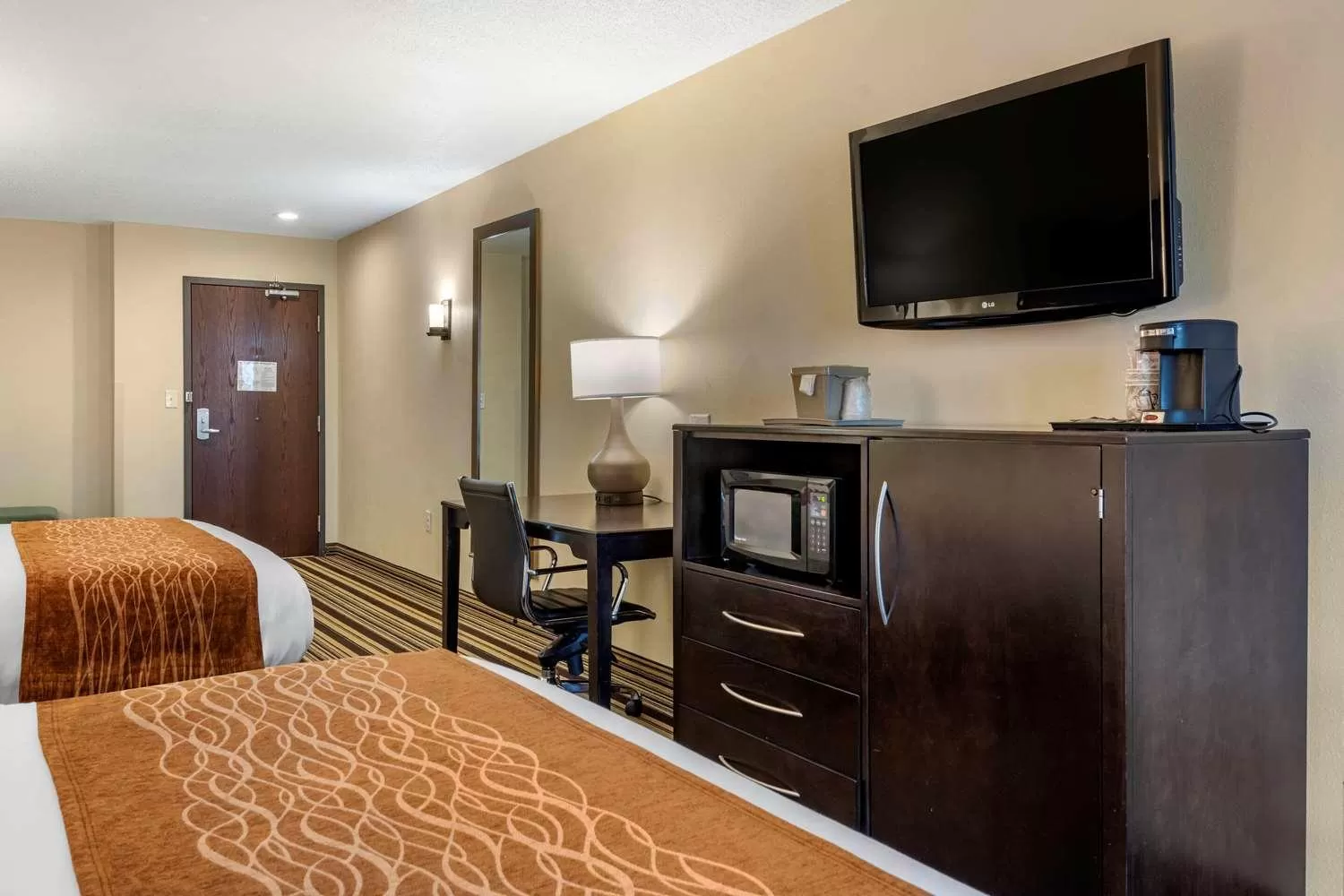 TV and multimedia, Bed in Comfort Inn & Suites Triadelphia - Wheeling