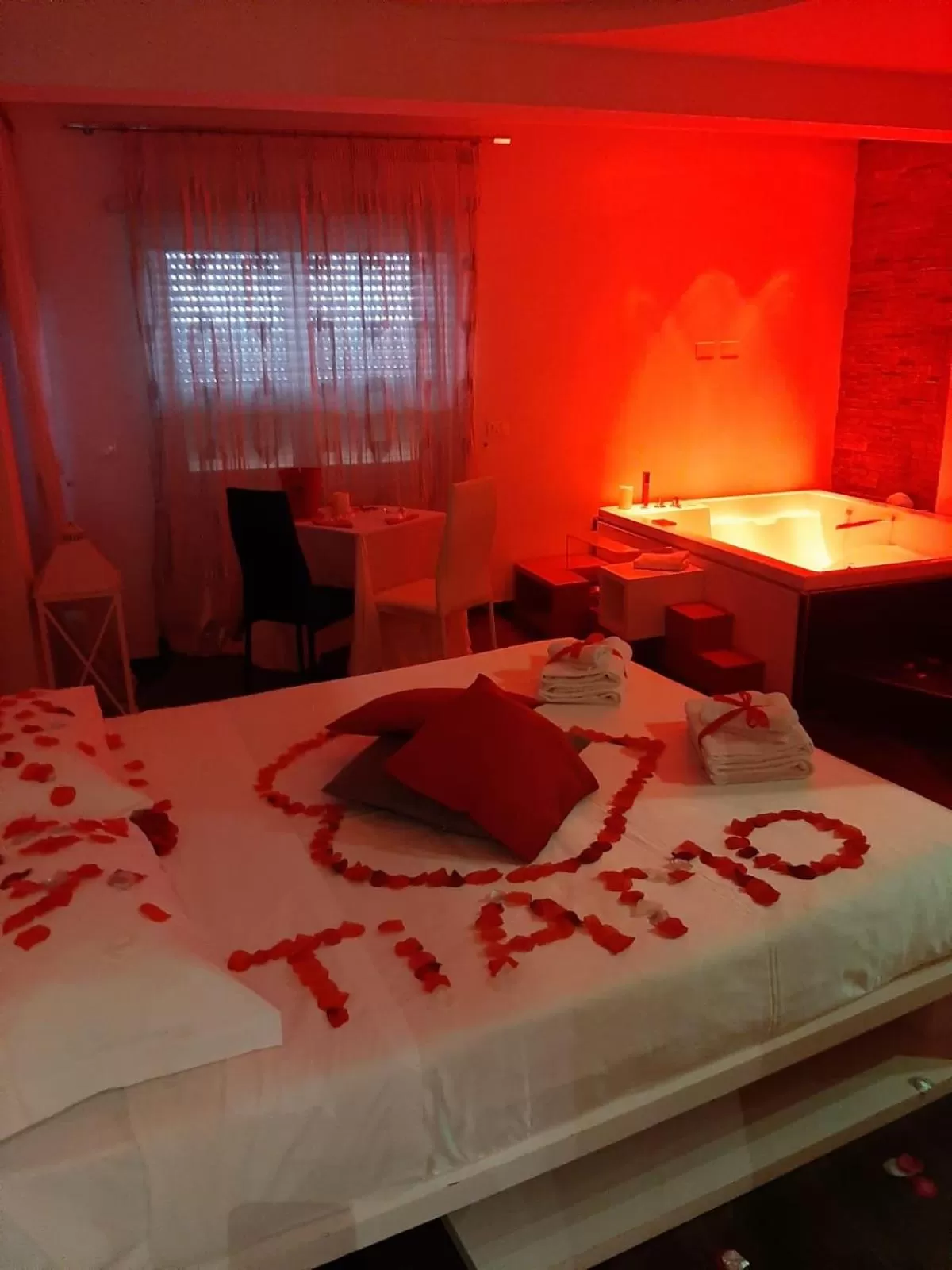 Hot Tub, Bed in Caos Calmo