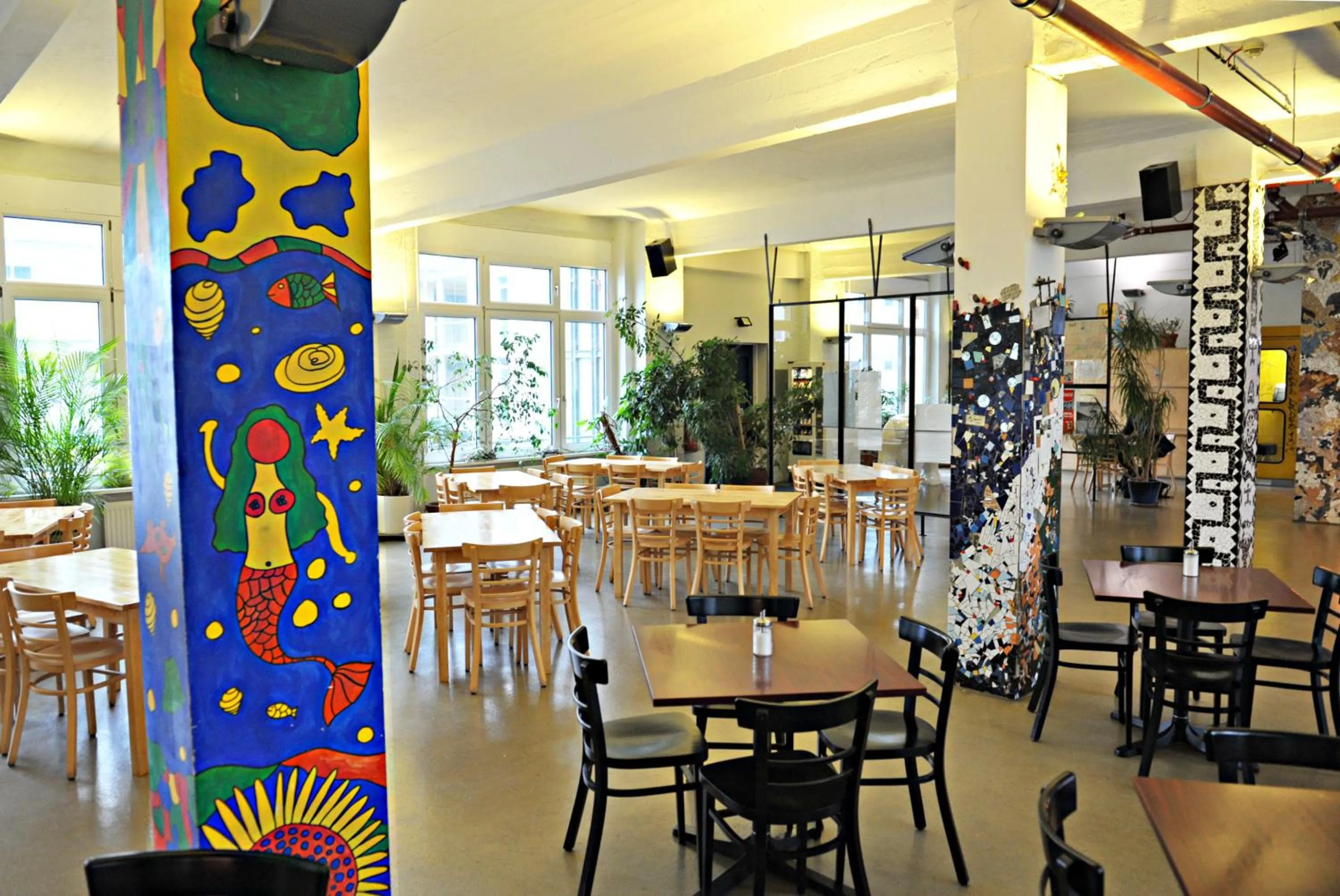 Restaurant/places to eat in Hotel Transit Loft