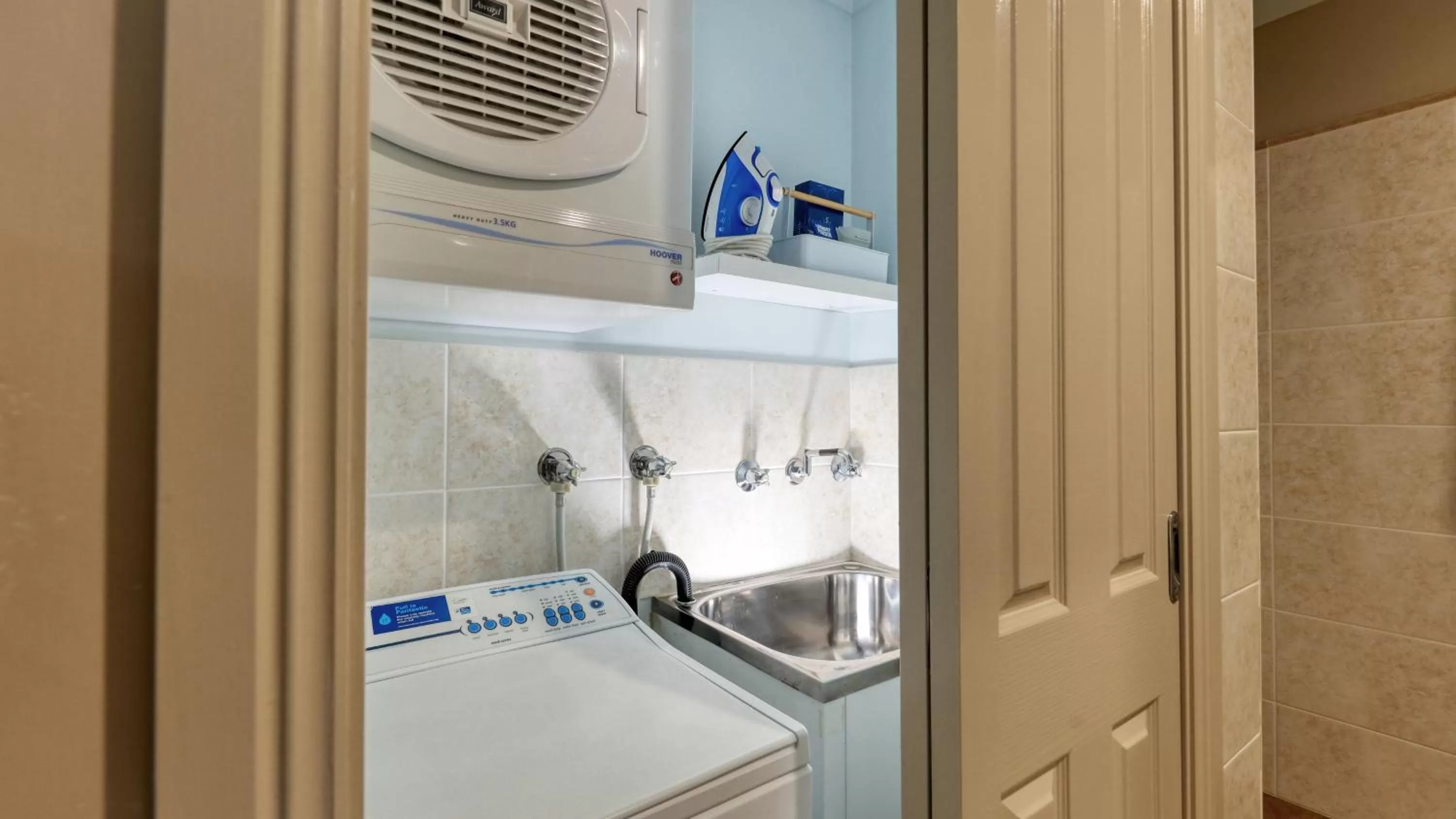 laundry in Edward Parry Motel and Apartments