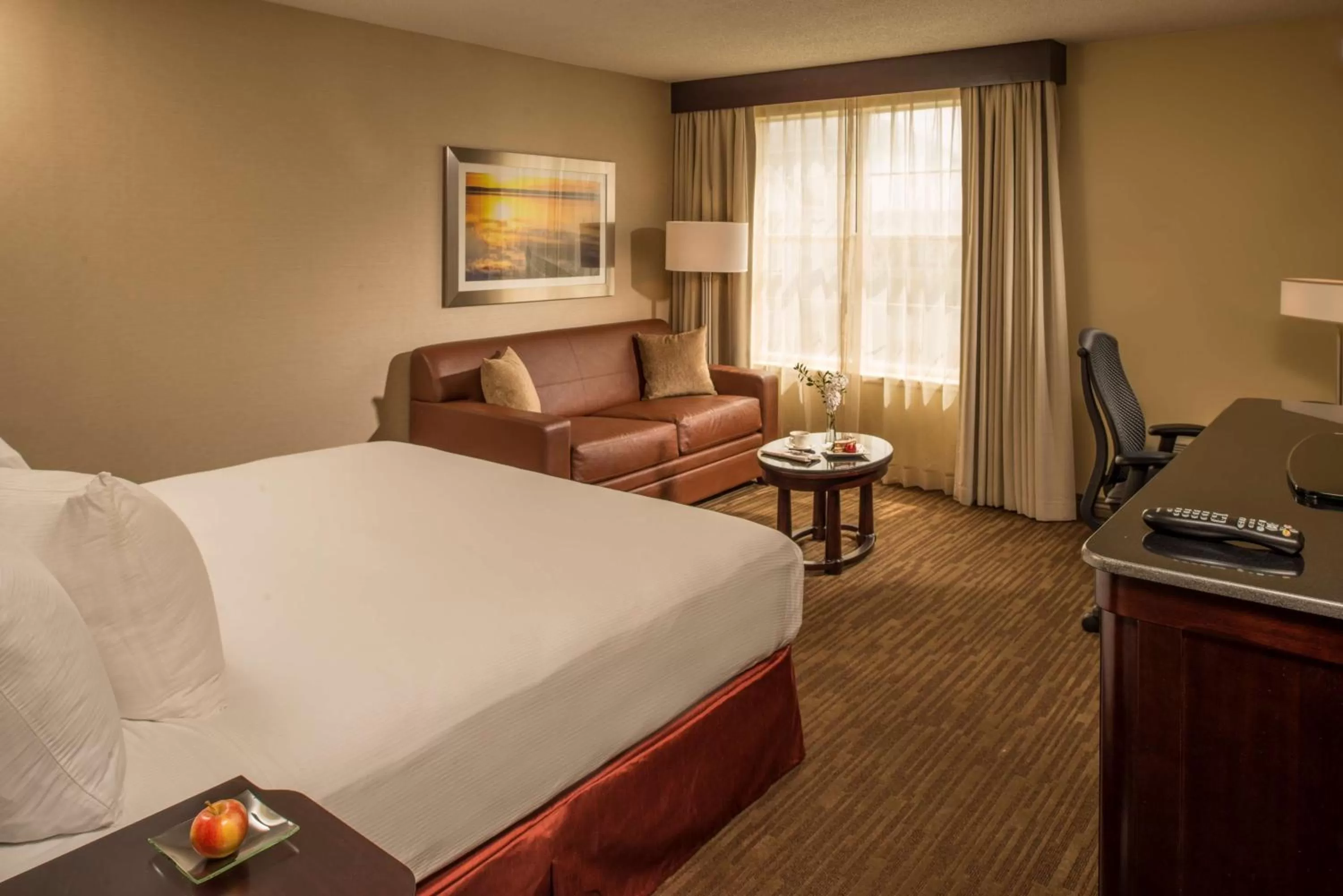 Bedroom, Bed in DoubleTree by Hilton Raleigh Durham Airport at Research Triangle Park