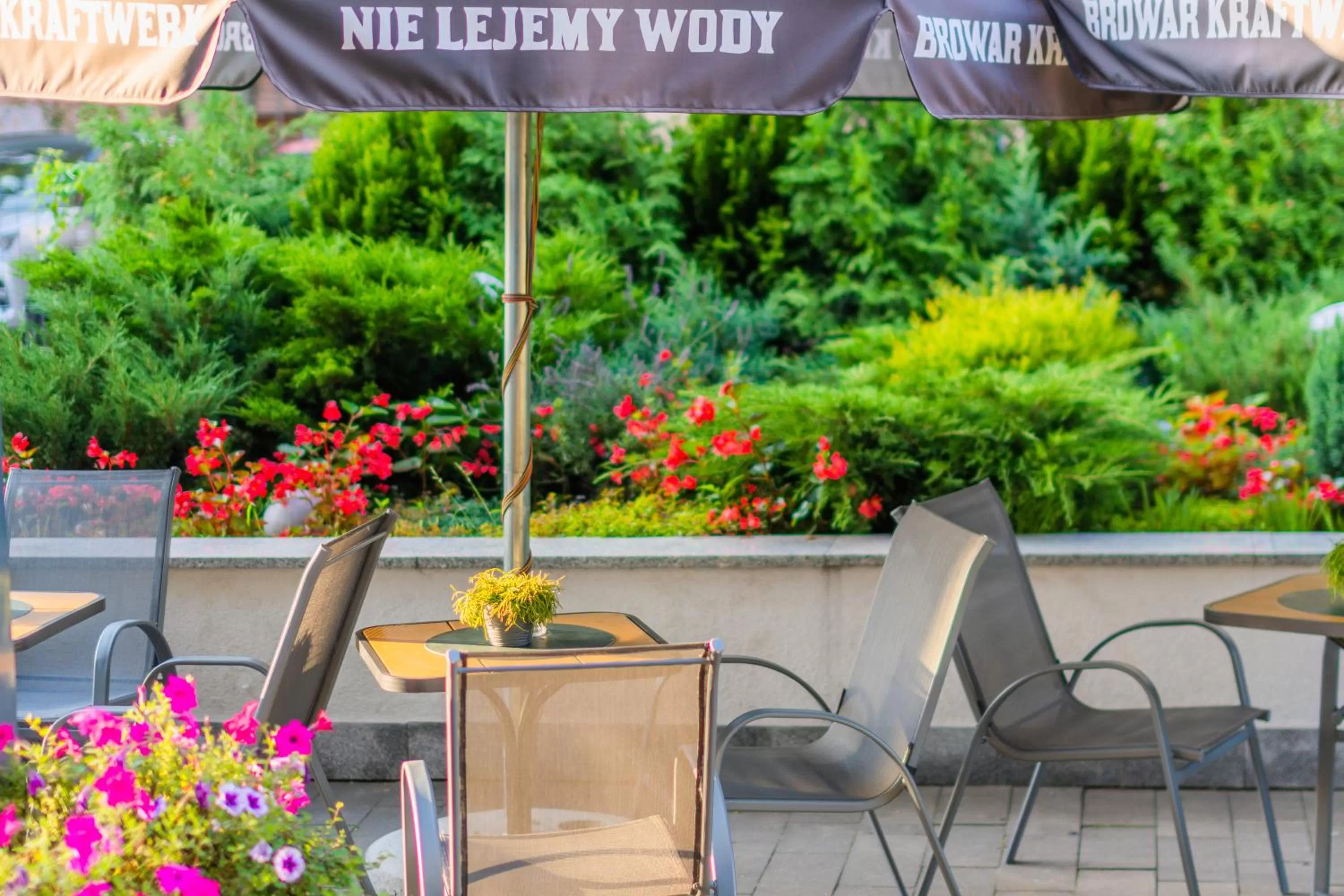 Property building in Hotel Lantier & Swimming Pool Zone