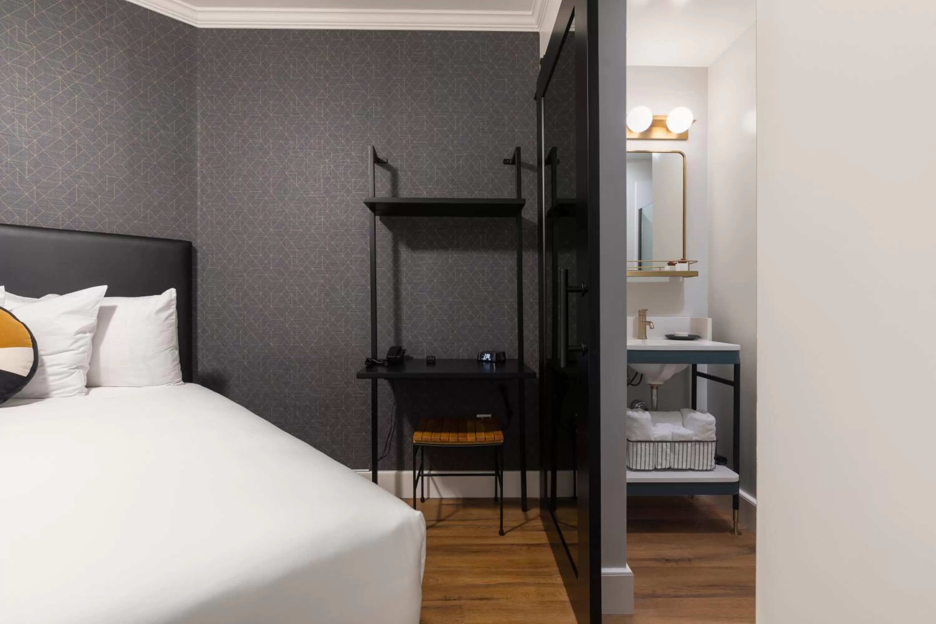 Photo of the whole room, Bed in Hotel Stratford San Francisco - Handwritten Collection