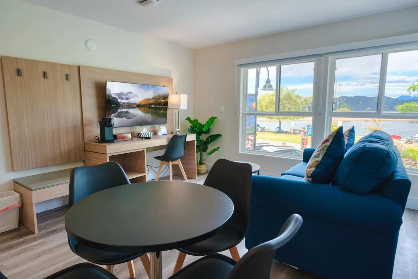 TV and multimedia in Harrison Grand Motel