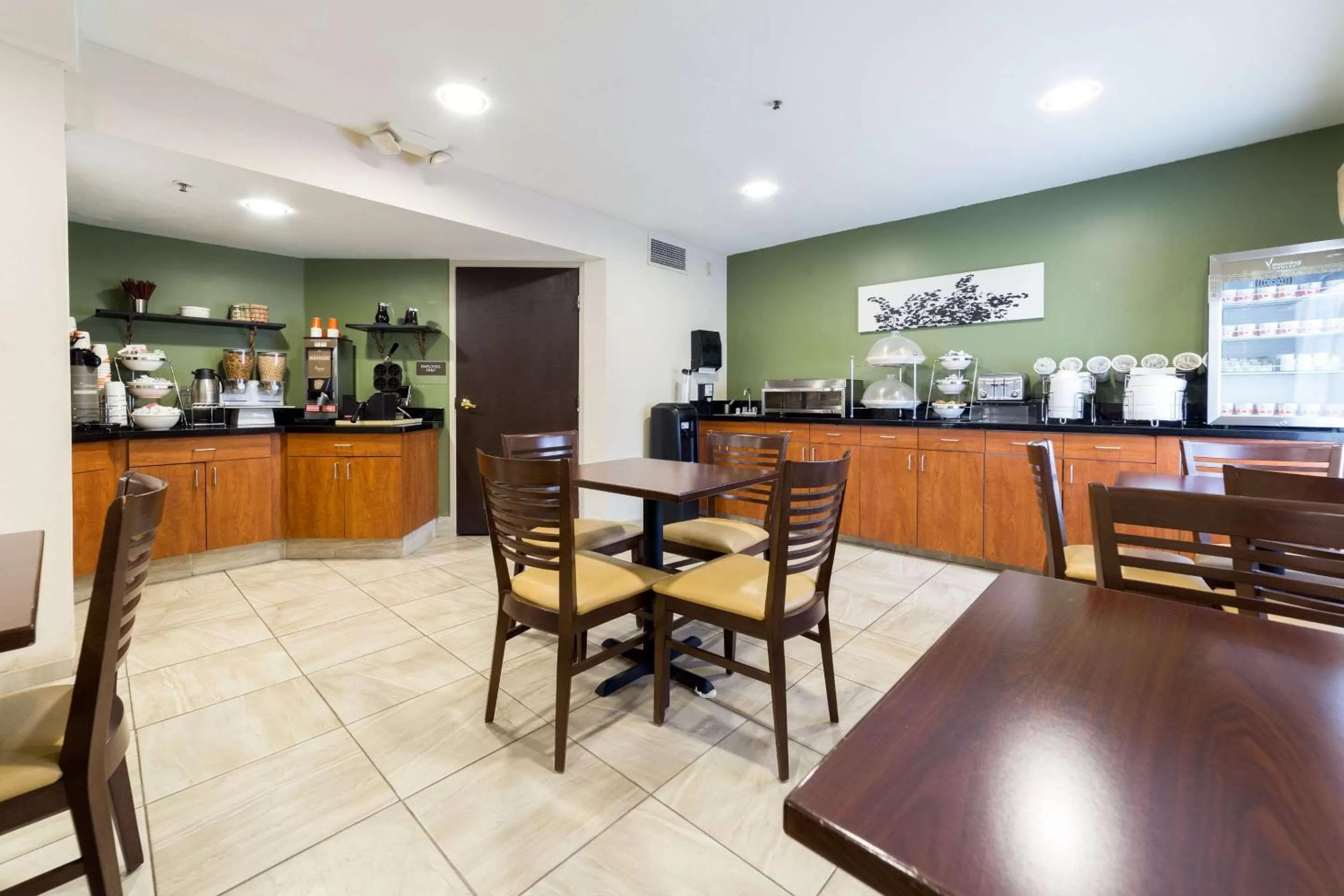 Restaurant/places to eat in Sky Harbor Airport Inn