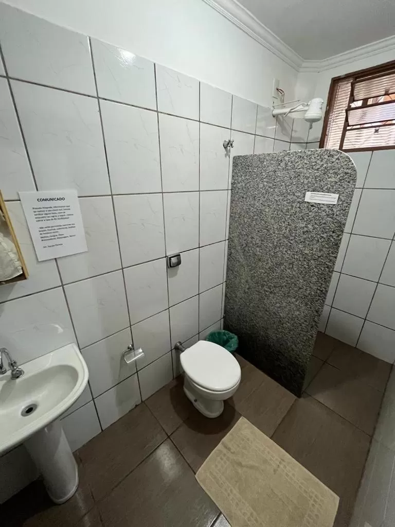 Bathroom in Hotel Portela II - Av Principal e a 500m do Thermas dos Laranjais