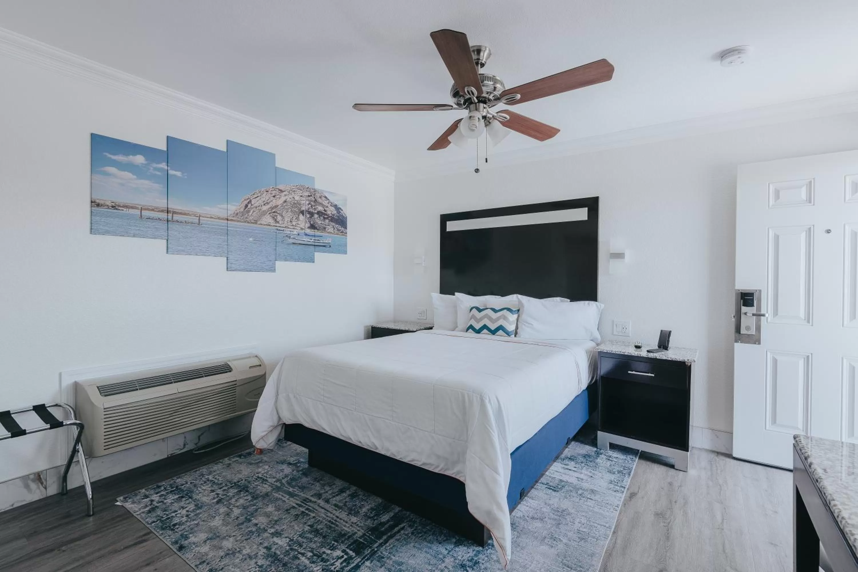 Bed in Sea Air Inn & Suites - Downtown - Restaurant Row