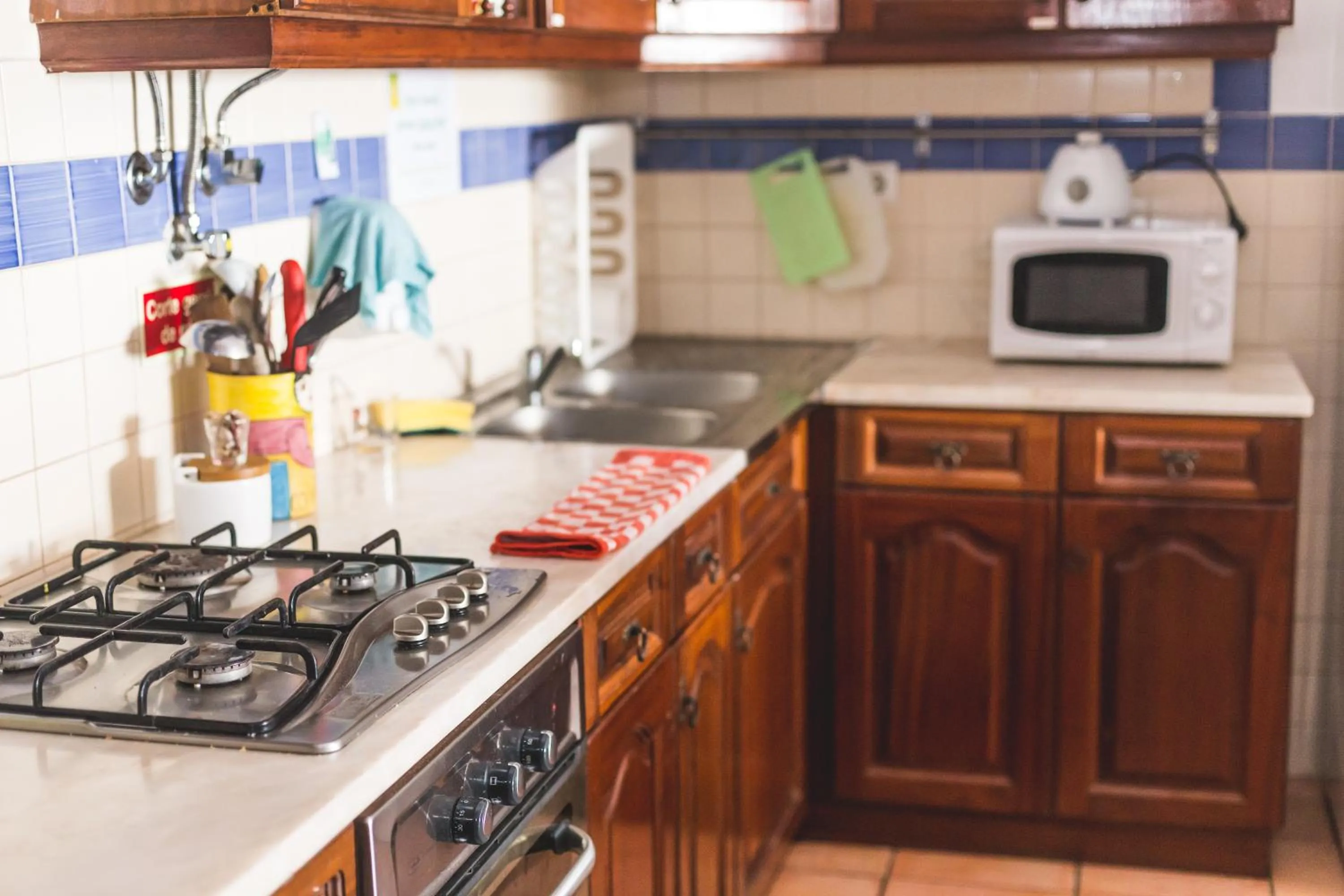 Communal kitchen in Ericeira Chill Hill Hostel & Private Rooms - Peach Garden