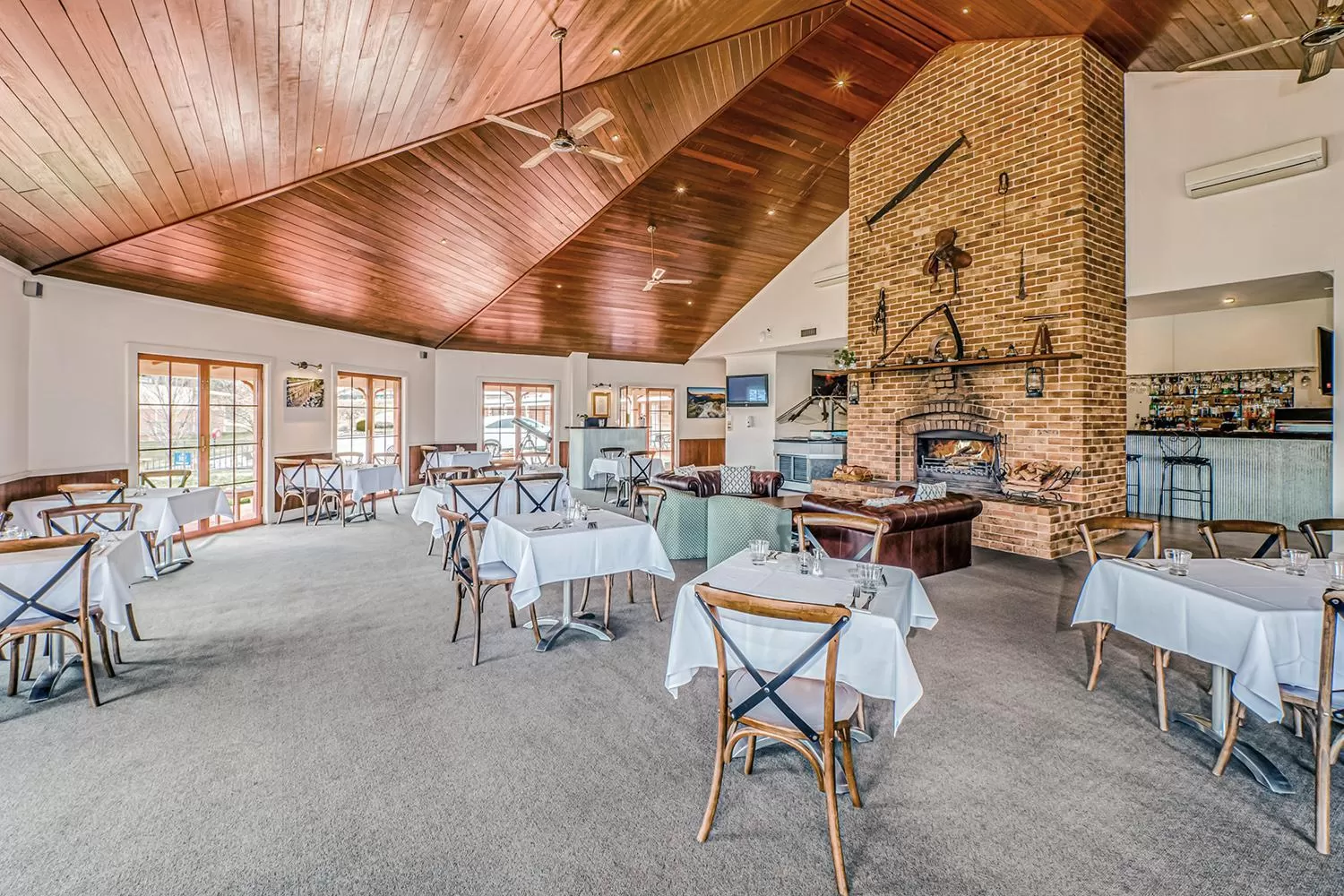 Restaurant/places to eat in Bowen Inn Motel