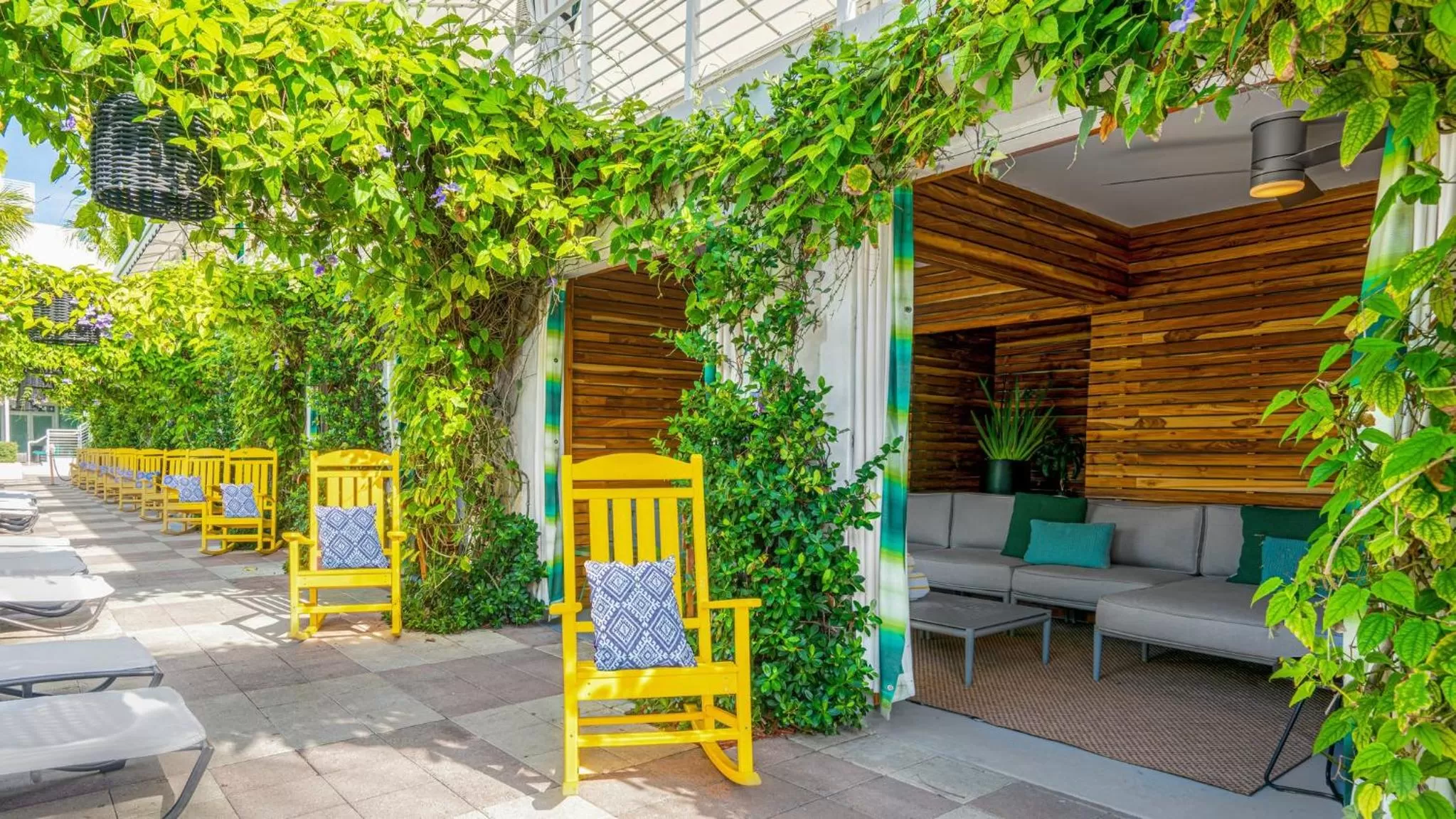 Lobby or reception in Kimpton Surfcomber Hotel by IHG