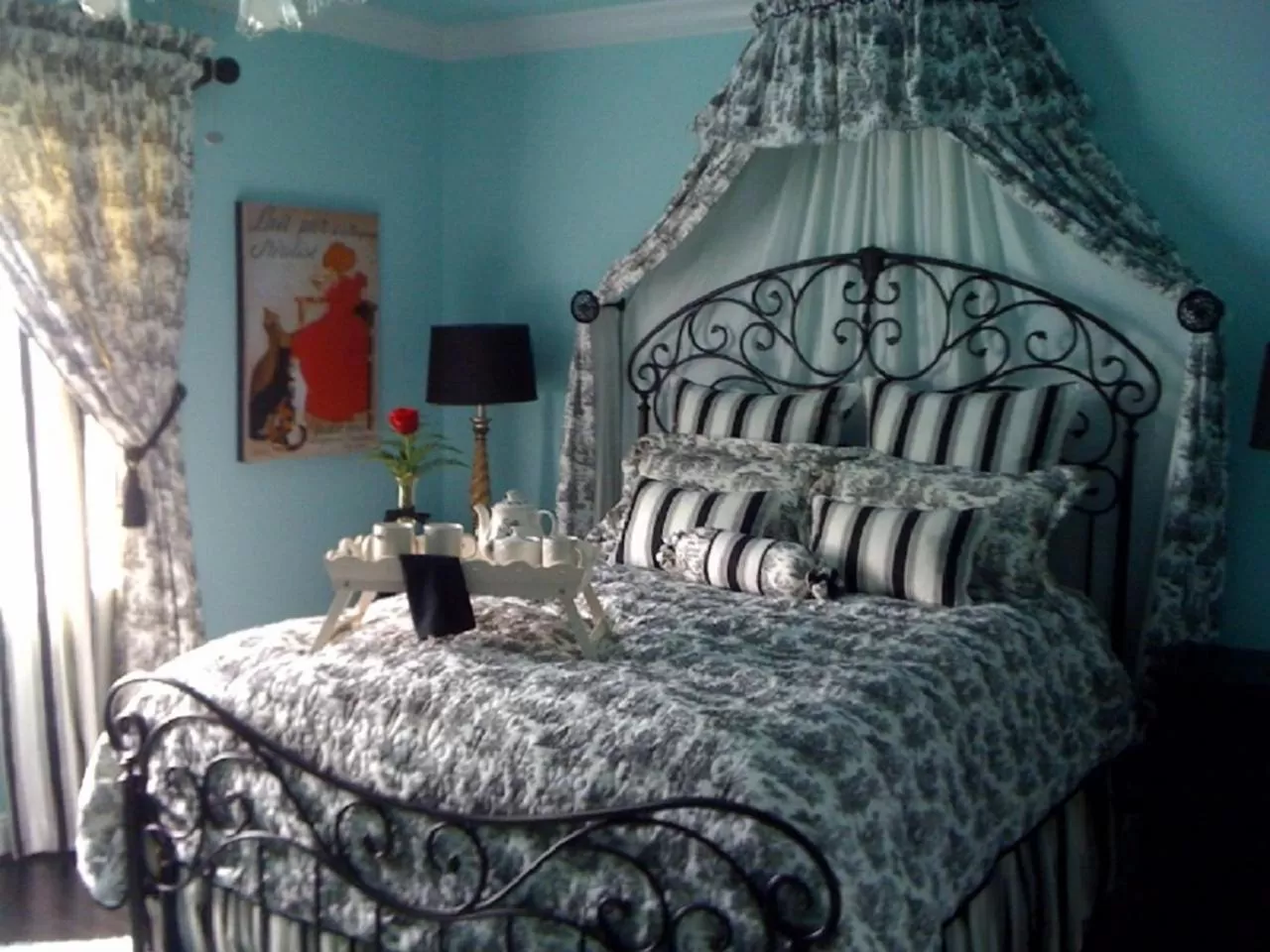 Deluxe King Suite in Pillow and Paddock B&B