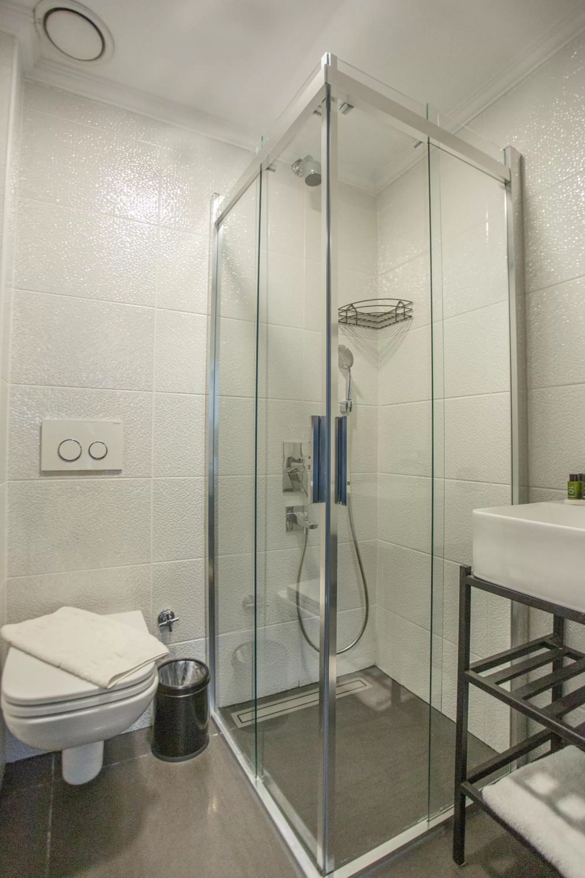 Shower in Istanbul Old City Colorful Houses Balat PETRION Hotel