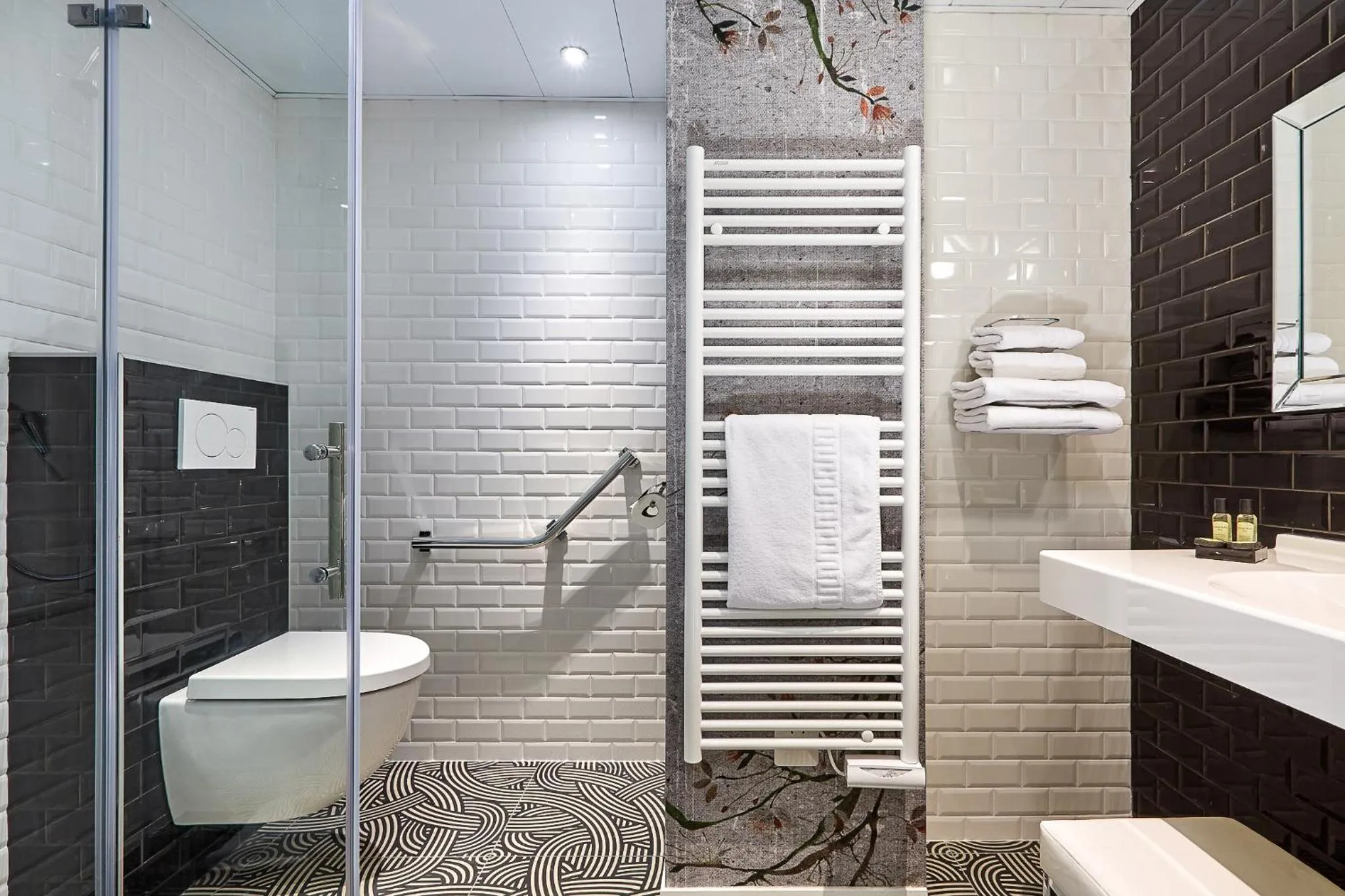 Shower in Montparnasse Daguerre