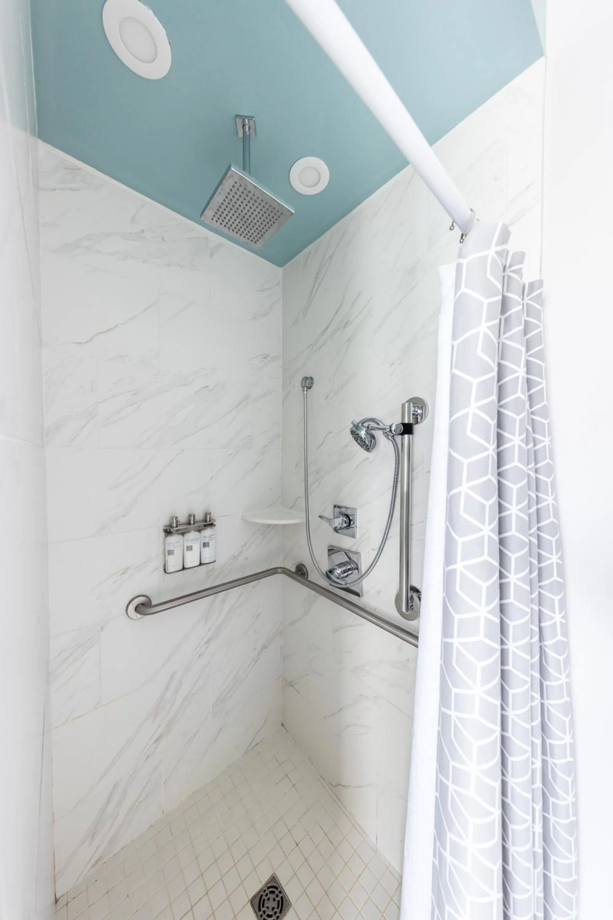 Shower in The Blackburn Inn and Conference Center