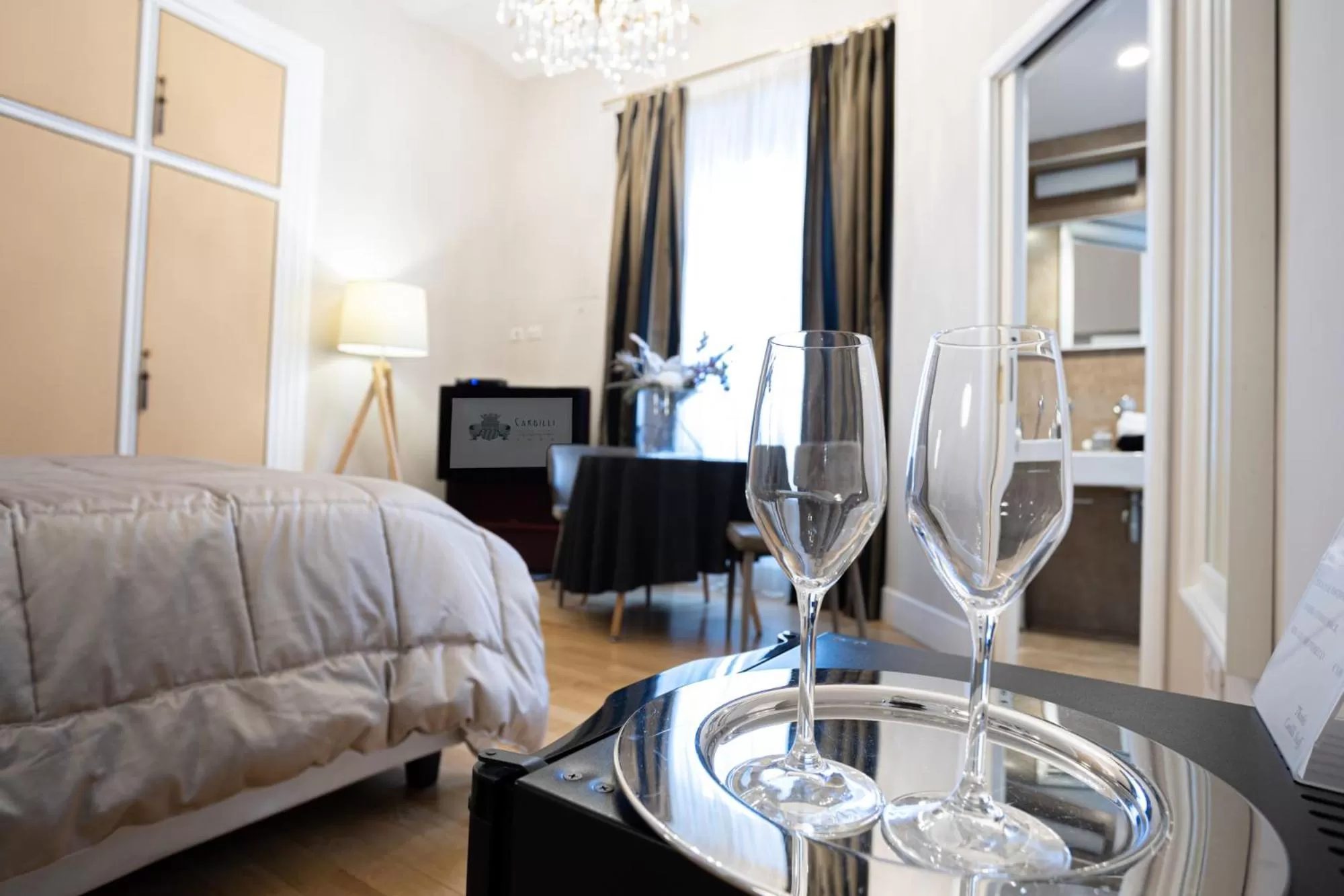 Alcoholic drinks, Bed in Cardilli Luxury Rooms