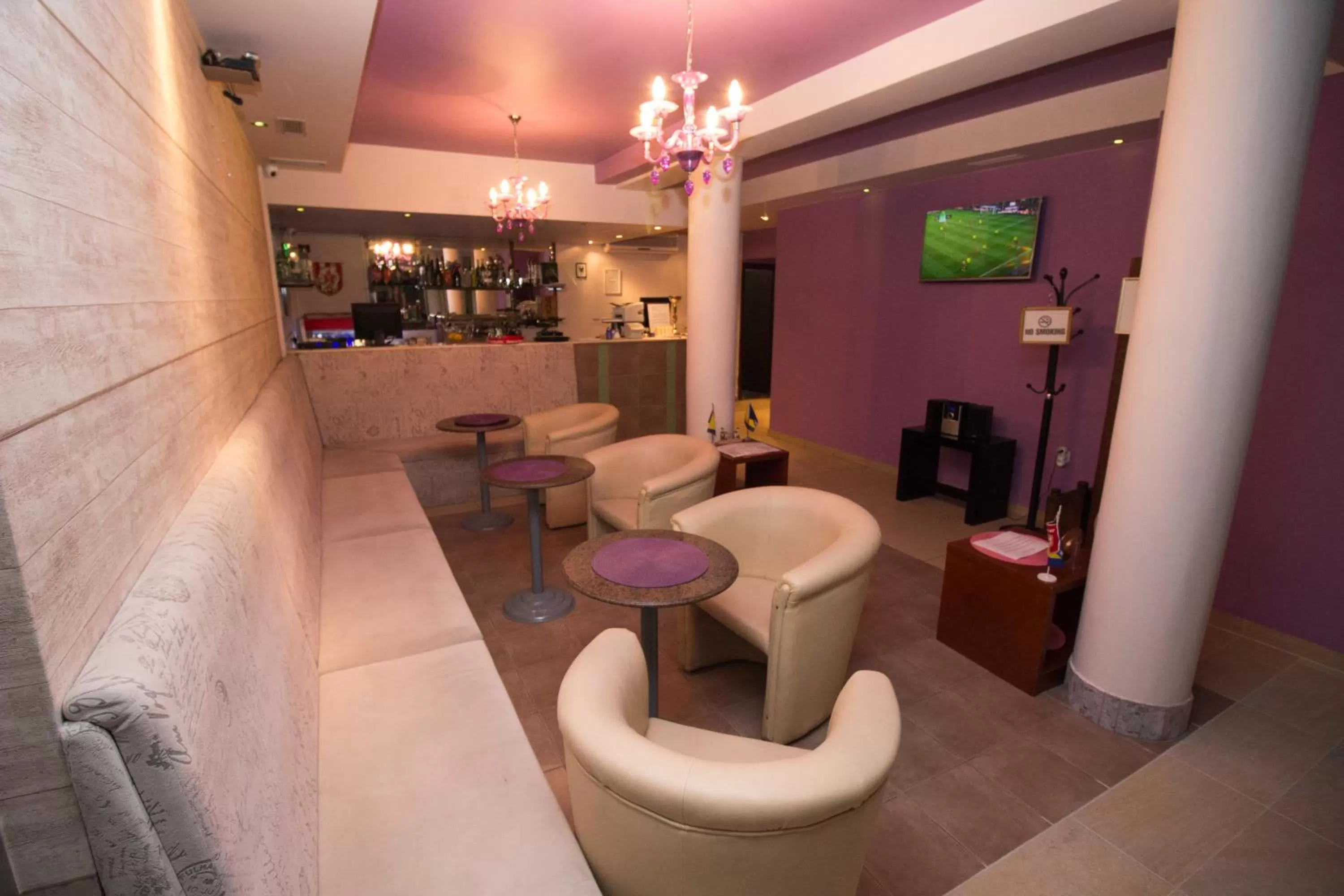 TV and multimedia, Lounge/Bar in Hotel & Rooms Lombrelle