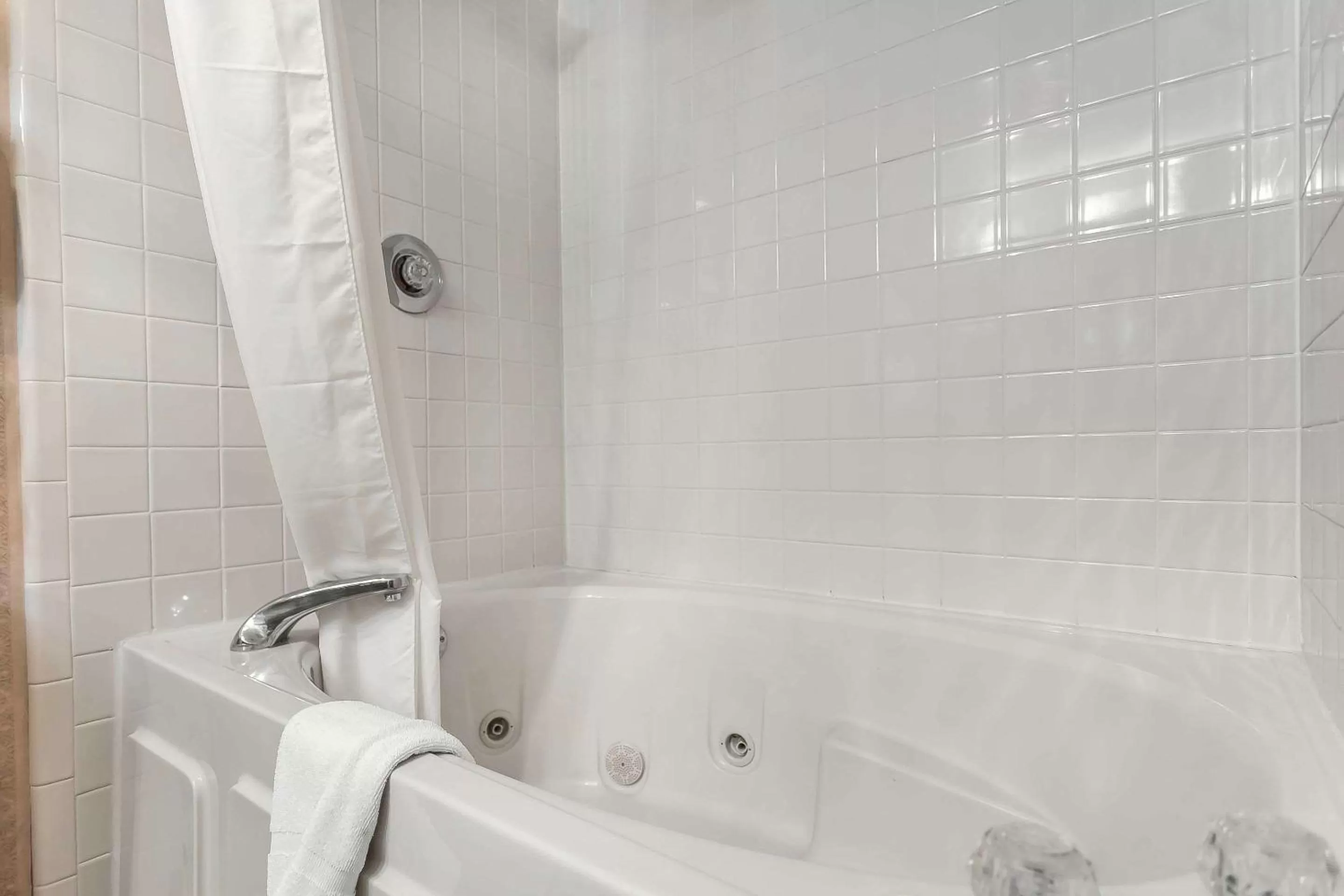 Bathroom in Quality Inn Dumas