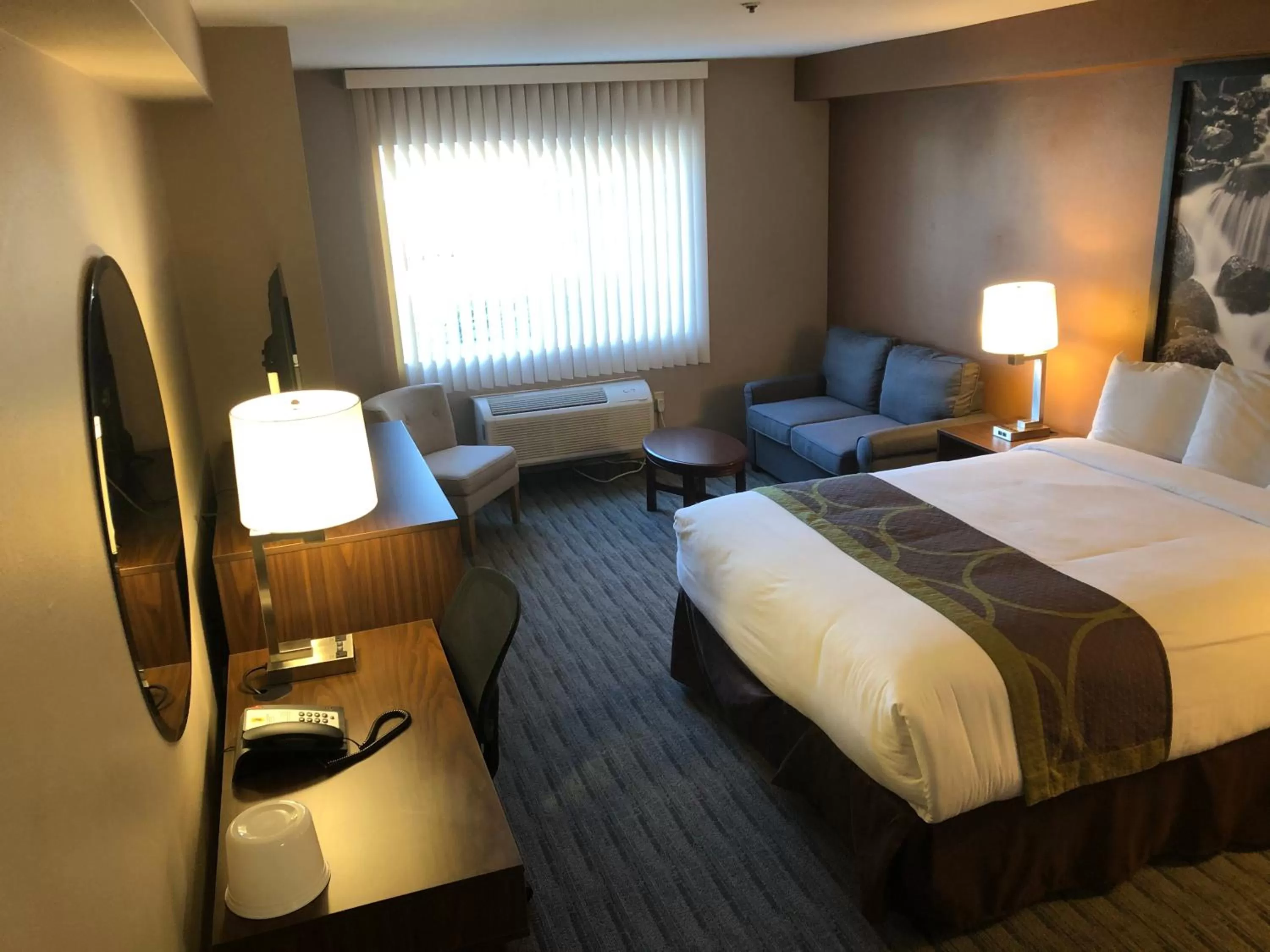 Photo of the whole room, Bed in Super 8 by Wyndham Lynnwood