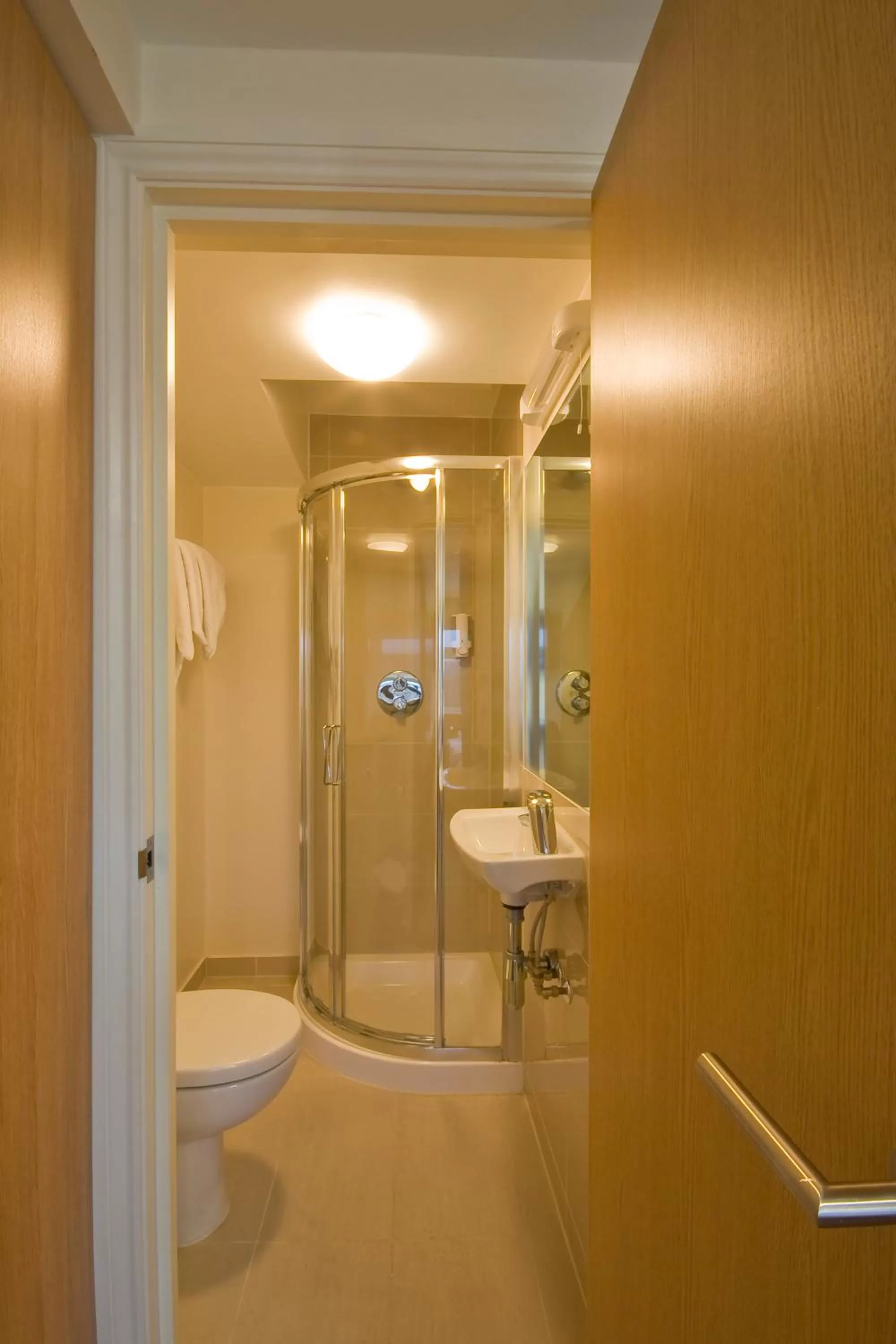 Bathroom in Queens Hotel