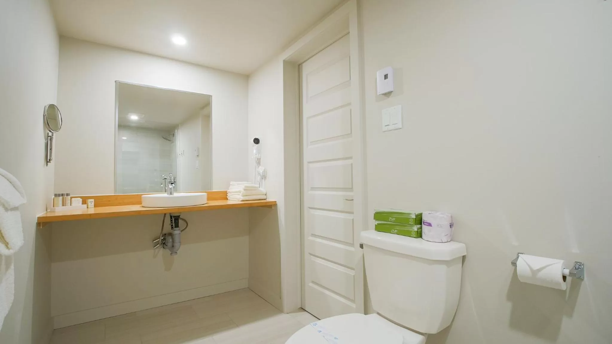 Toilet in Riôtel Carleton-sur-Mer