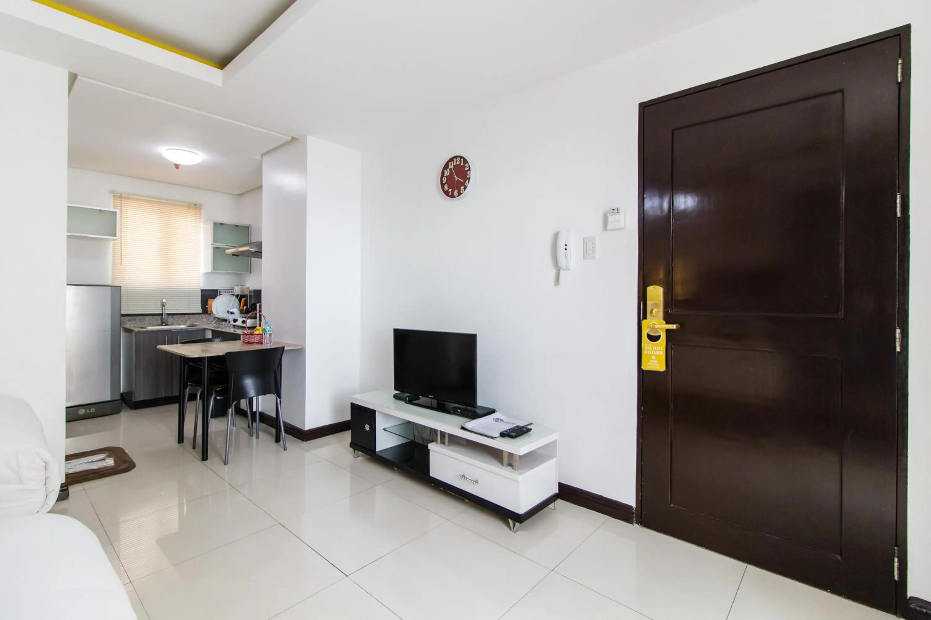 Kitchen or kitchenette, TV/Entertainment Center in Jmm Apartment Suites