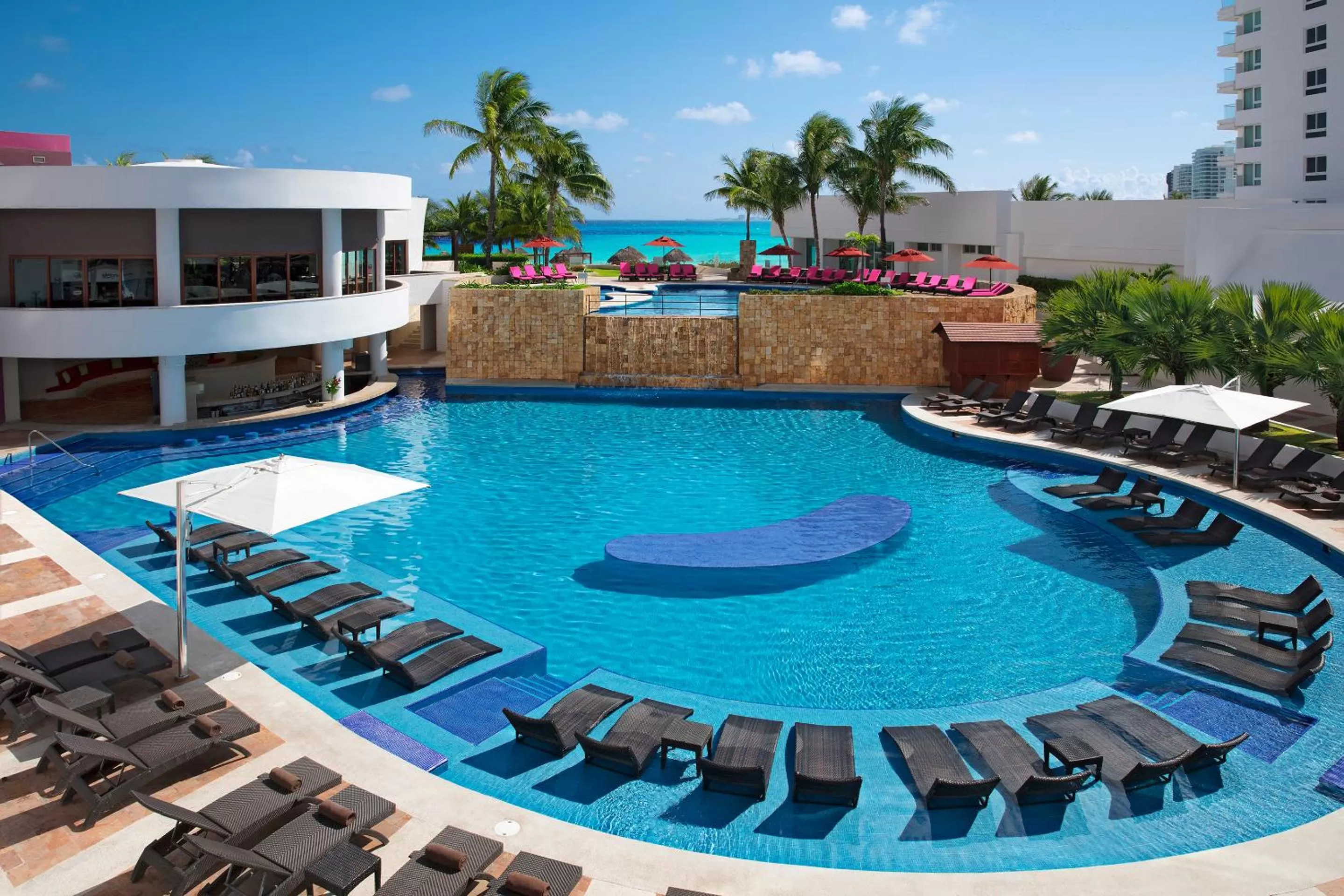 Swimming pool in Krystal Grand Cancun All Inclusive