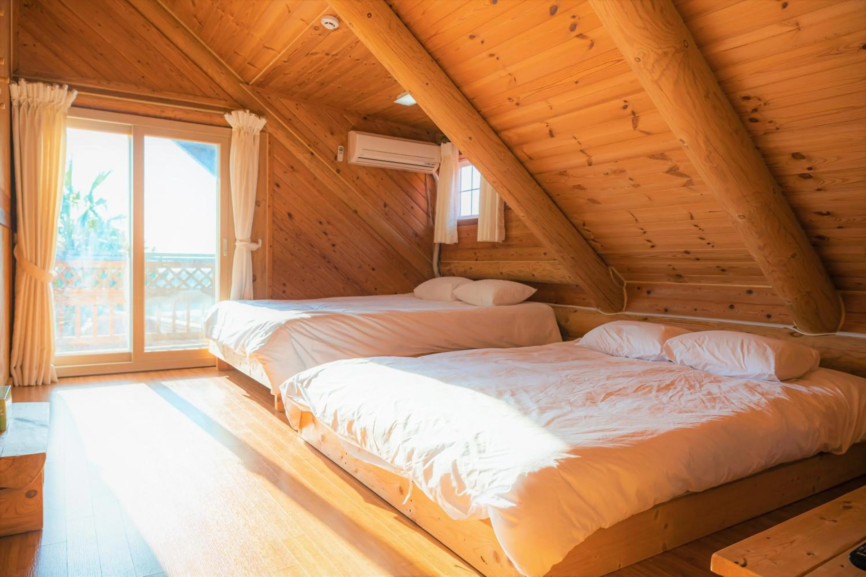 Bed in Jungmun Log Pension & Resort