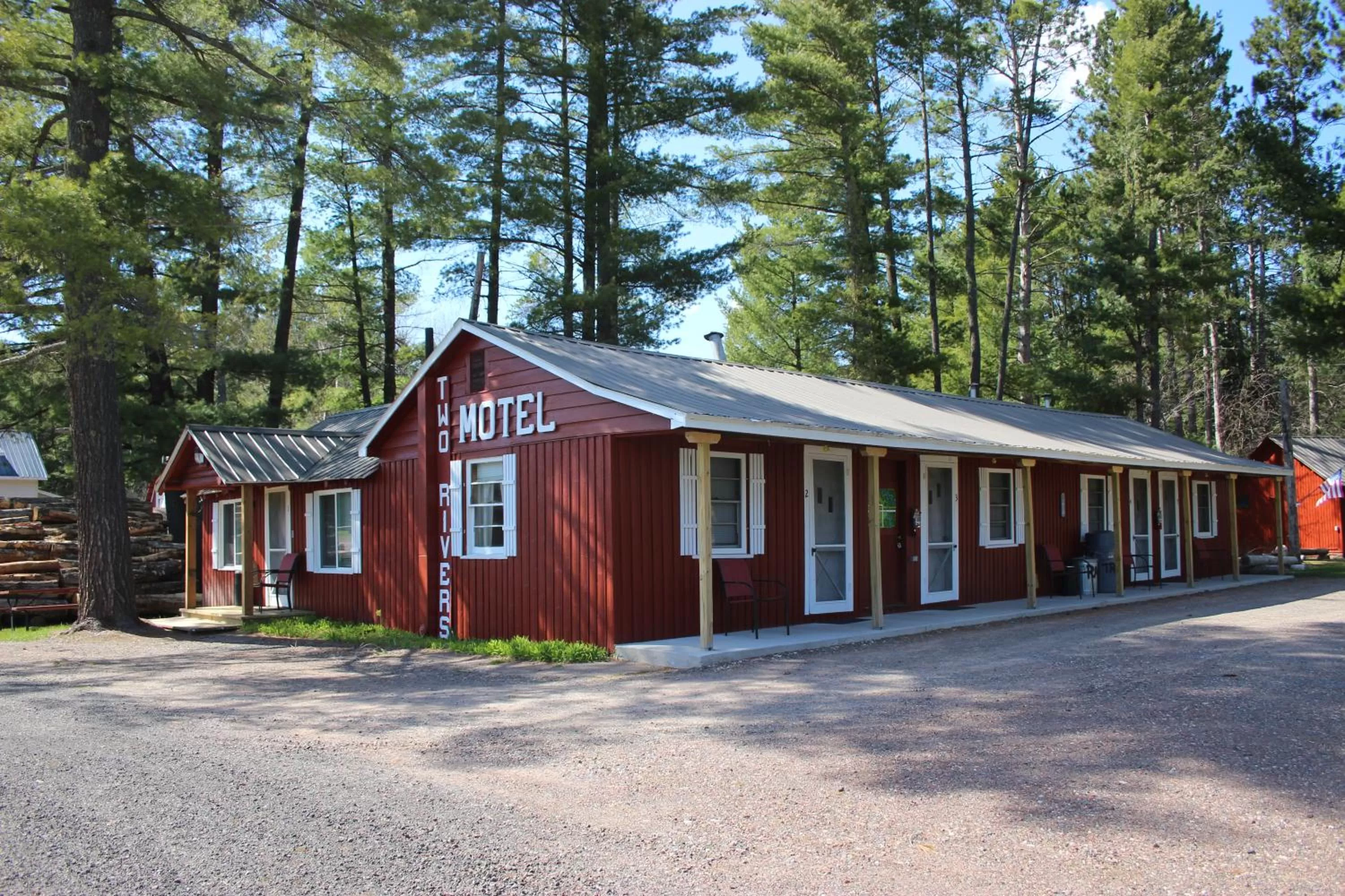 Property building in Two Rivers Motel and Cabins of Kenton, MI