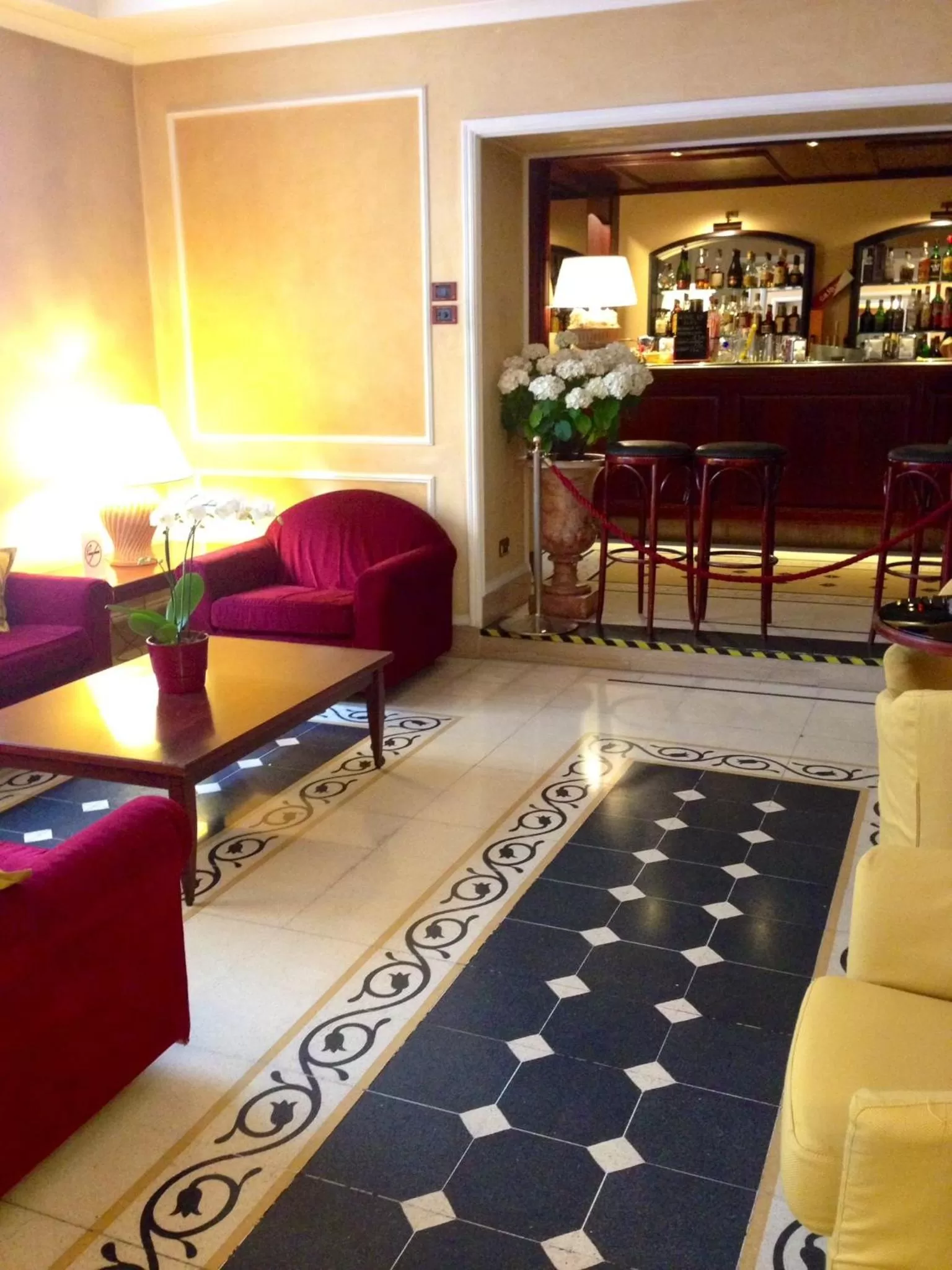 Lobby or reception in Corona D'Italia